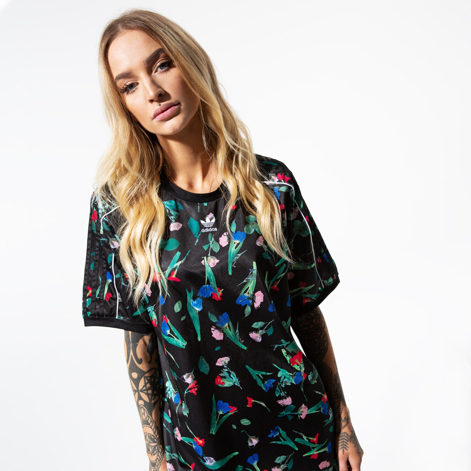 Modna sukienka sportowa ADIDAS SUKIENKA TEE DRESS EC1872 MULTICOLOR