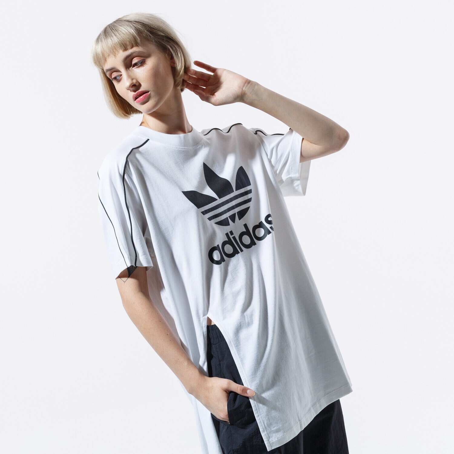 Modna sukienka sportowa ADIDAS SUKIENKA SLIT TEE EC1877 BIAŁY