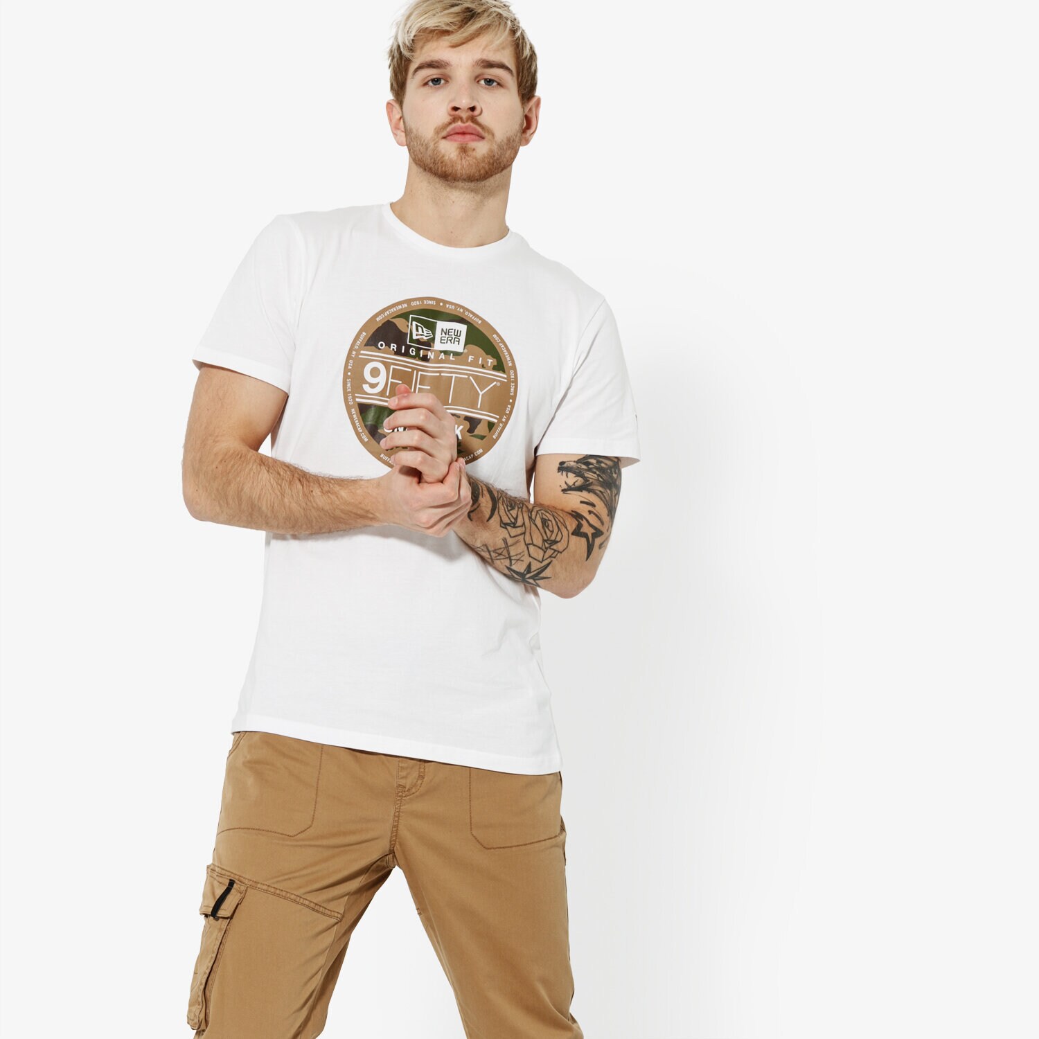 Koszulka, t-shirt sportowy męski NEW ERA T-SHIRT SS VISR STICKR TEE NEWERA WHIWDC 11914640 BIAŁY