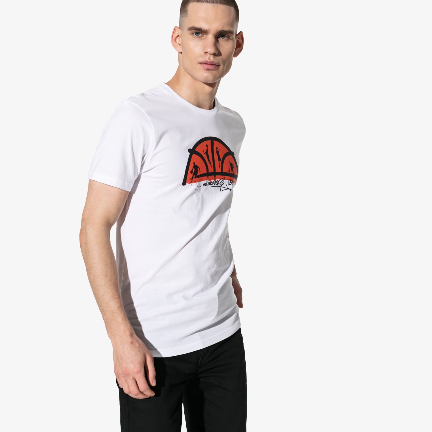 Koszulka, t-shirt sportowy męski NEW ERA T-SHIRT SS NE BASKETBALL COURT 12052222 BIAŁY