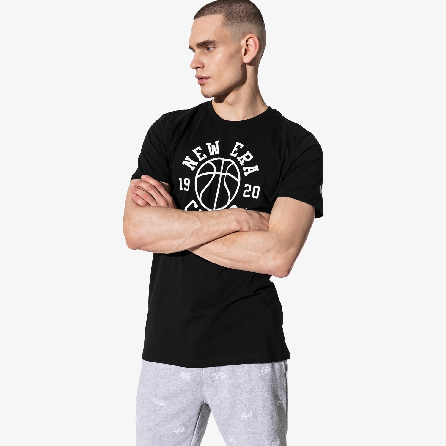 Koszulka, t-shirt sportowy męski NEW ERA T-SHIRT SS NE BASKETBALL 12052221 CZARNY