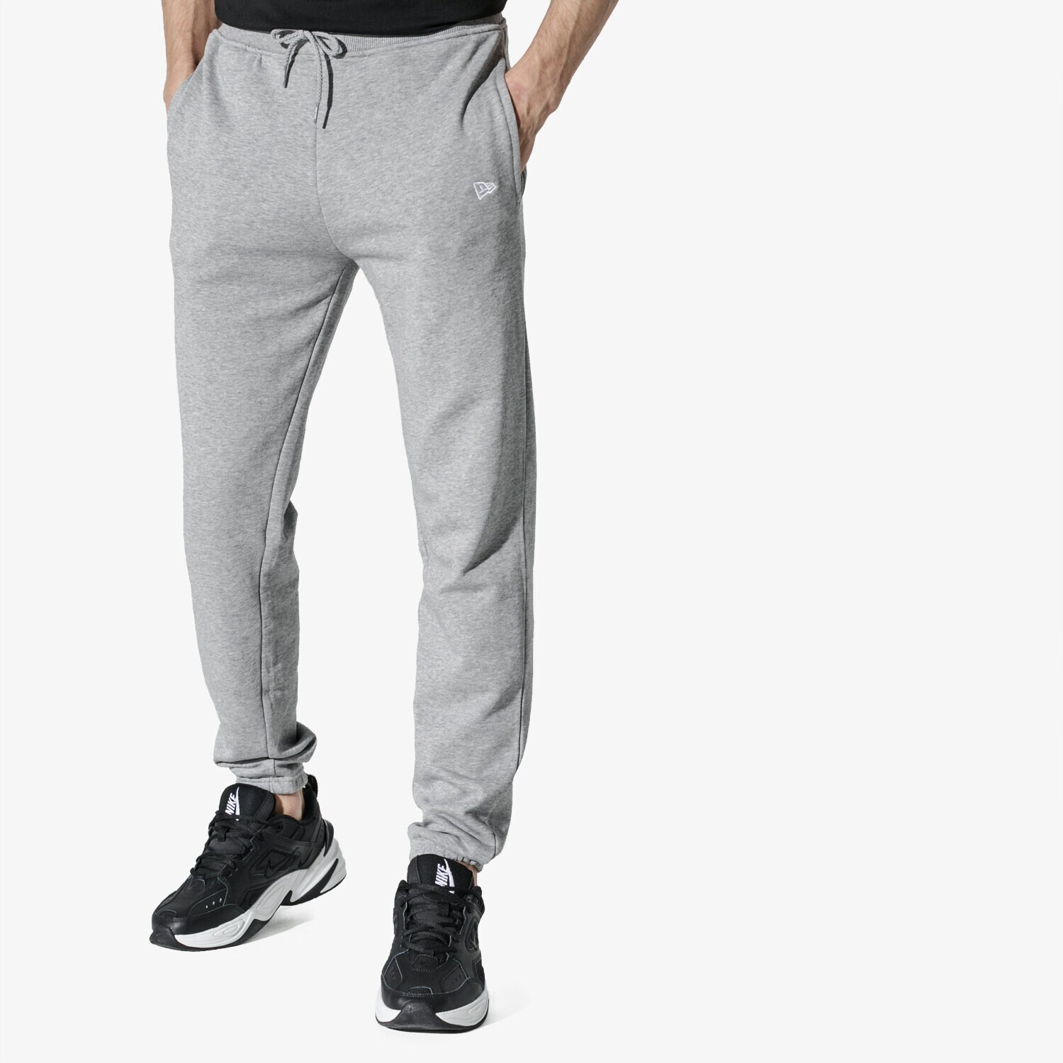 Spodnie sportowe męskie NEW ERA SPODNIE NE ESSENTIAL JOGGER GREY NEW ERA LGH 11860047 SZARY