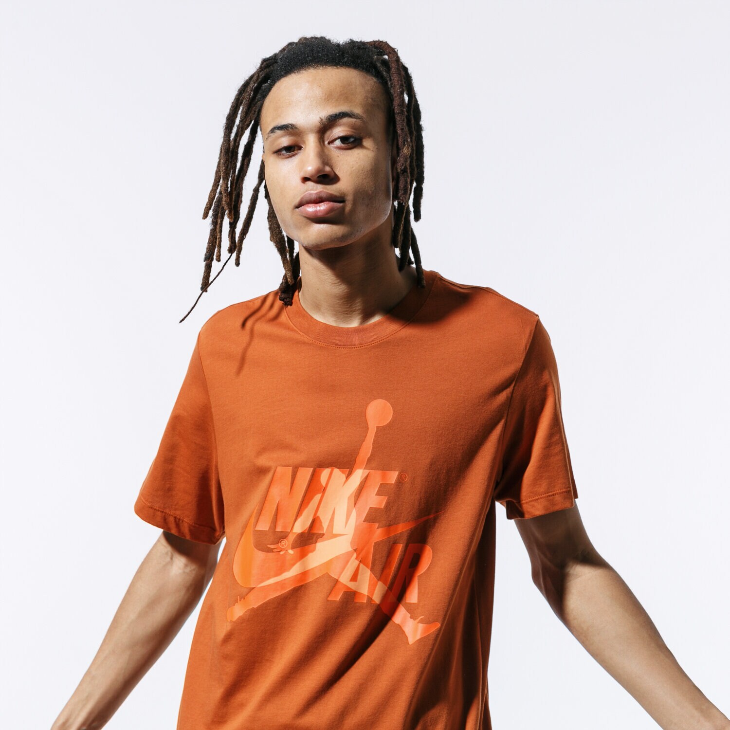 Koszulka, t-shirt sportowy męski JORDAN T-SHIRT M J JM CLASSICS SS CREW BV5905-246 POMARAŃCZOWY