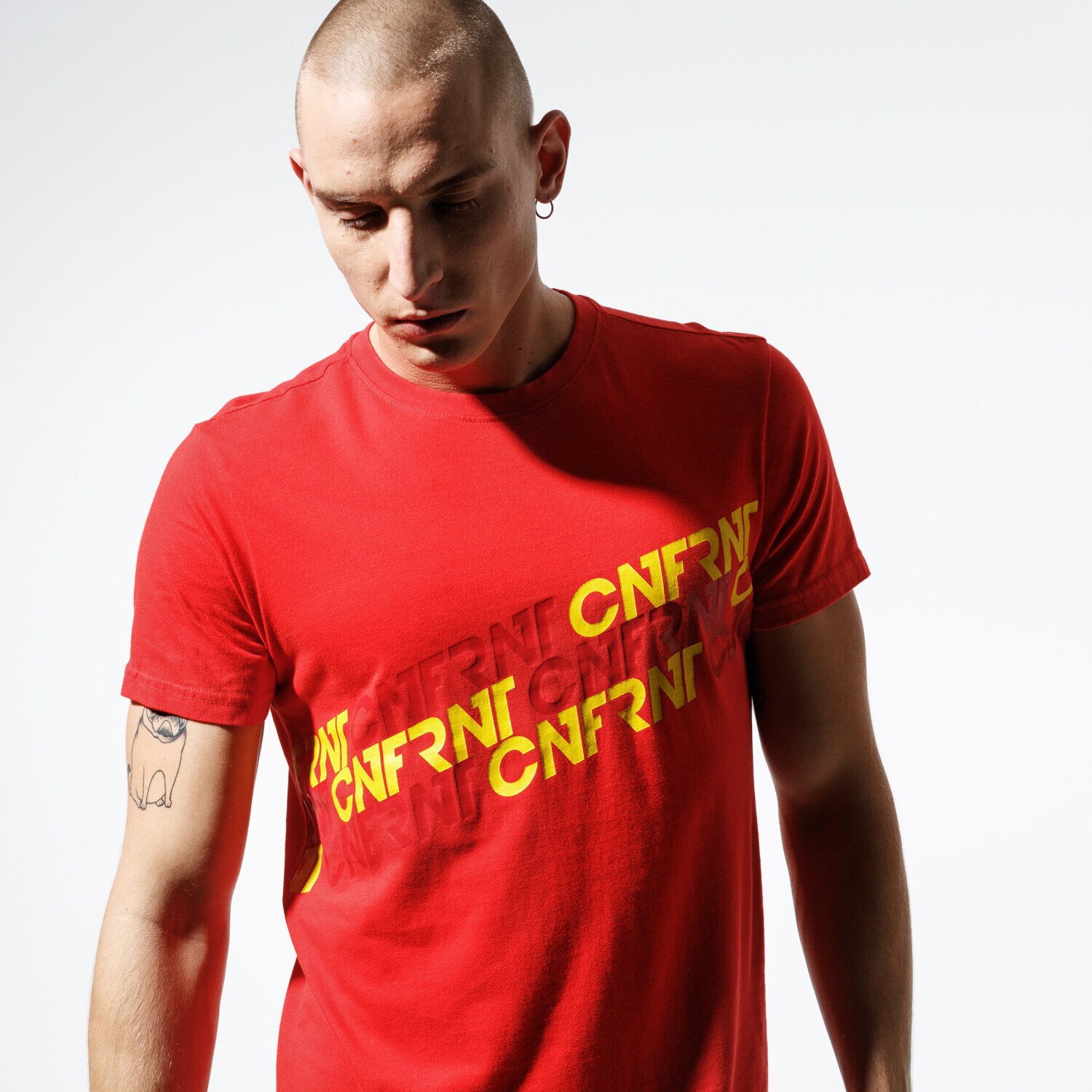 Koszulka, t-shirt sportowy męski CONFRONT T-SHIRT FOOT PRINT RED TEE CF39TSM60001 CZERWONY