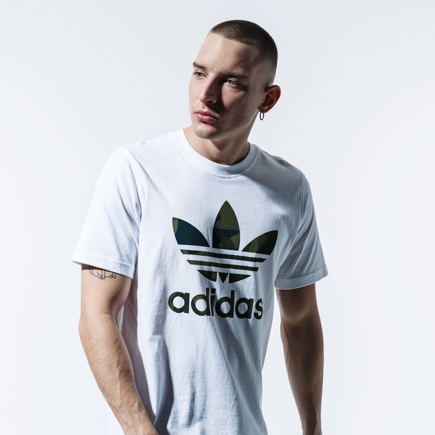 Koszulka, t-shirt sportowy męski ADIDAS T-SHIRT CAMO INFILL TEE FM3337 BIAŁY