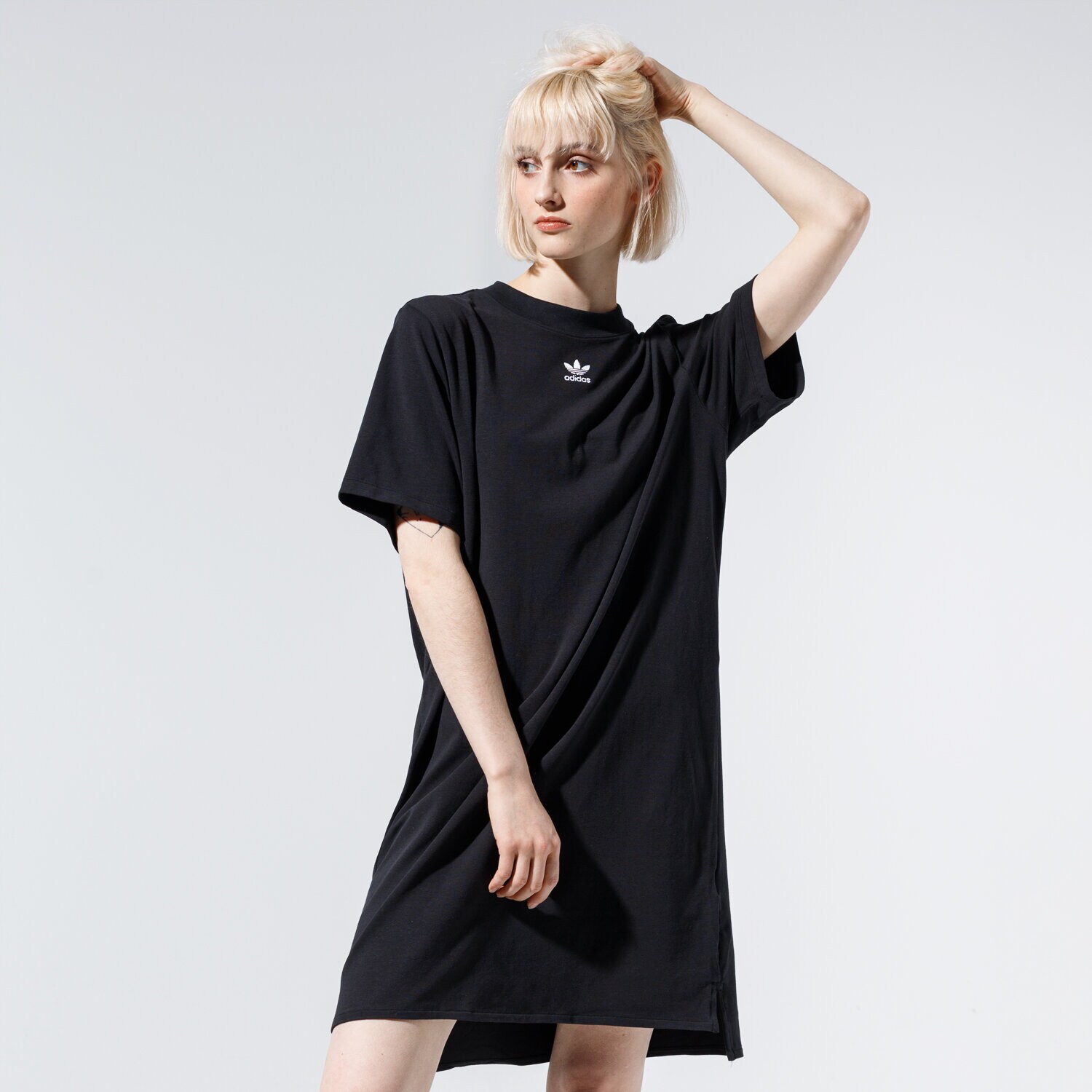Modna sukienka sportowa ADIDAS SUKIENKA TRF DRESS FM3276 CZARNY