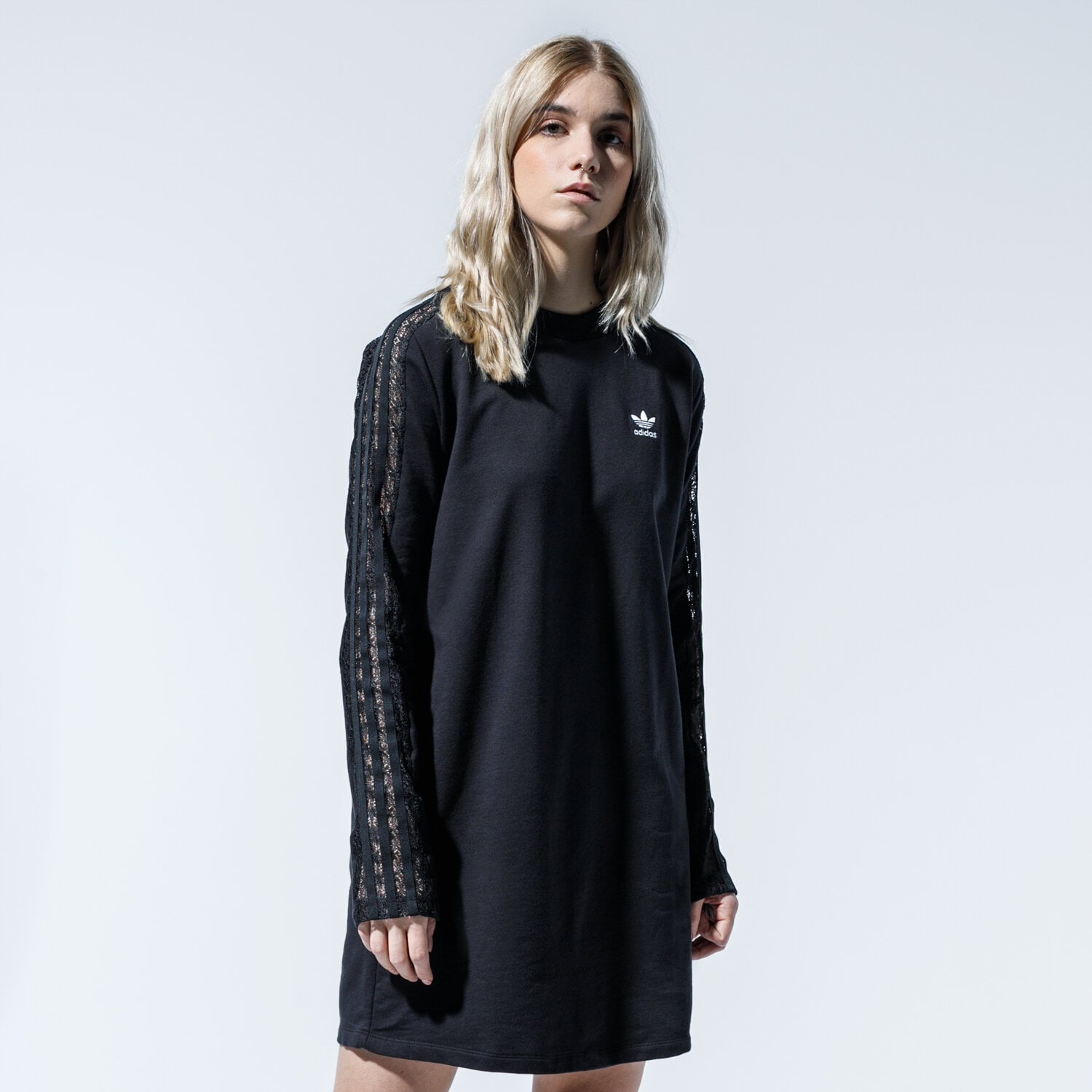 Modna sukienka sportowa ADIDAS SUKIENKA LACE DRESS FM1758 CZARNY