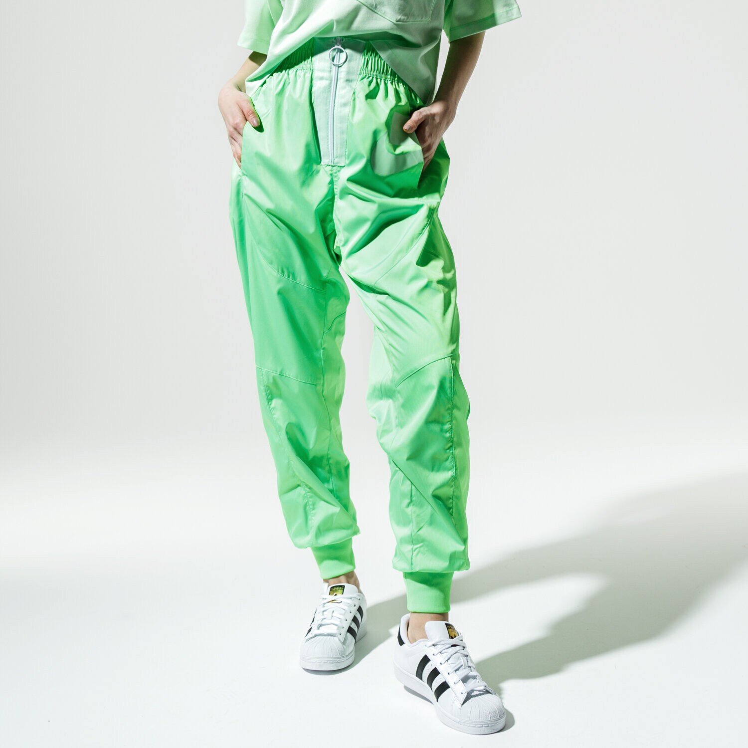 Spodnie sportowe damskie NIKE SPODNIE W NSW NSW PANT WVN CT0880-398 ZIELONY