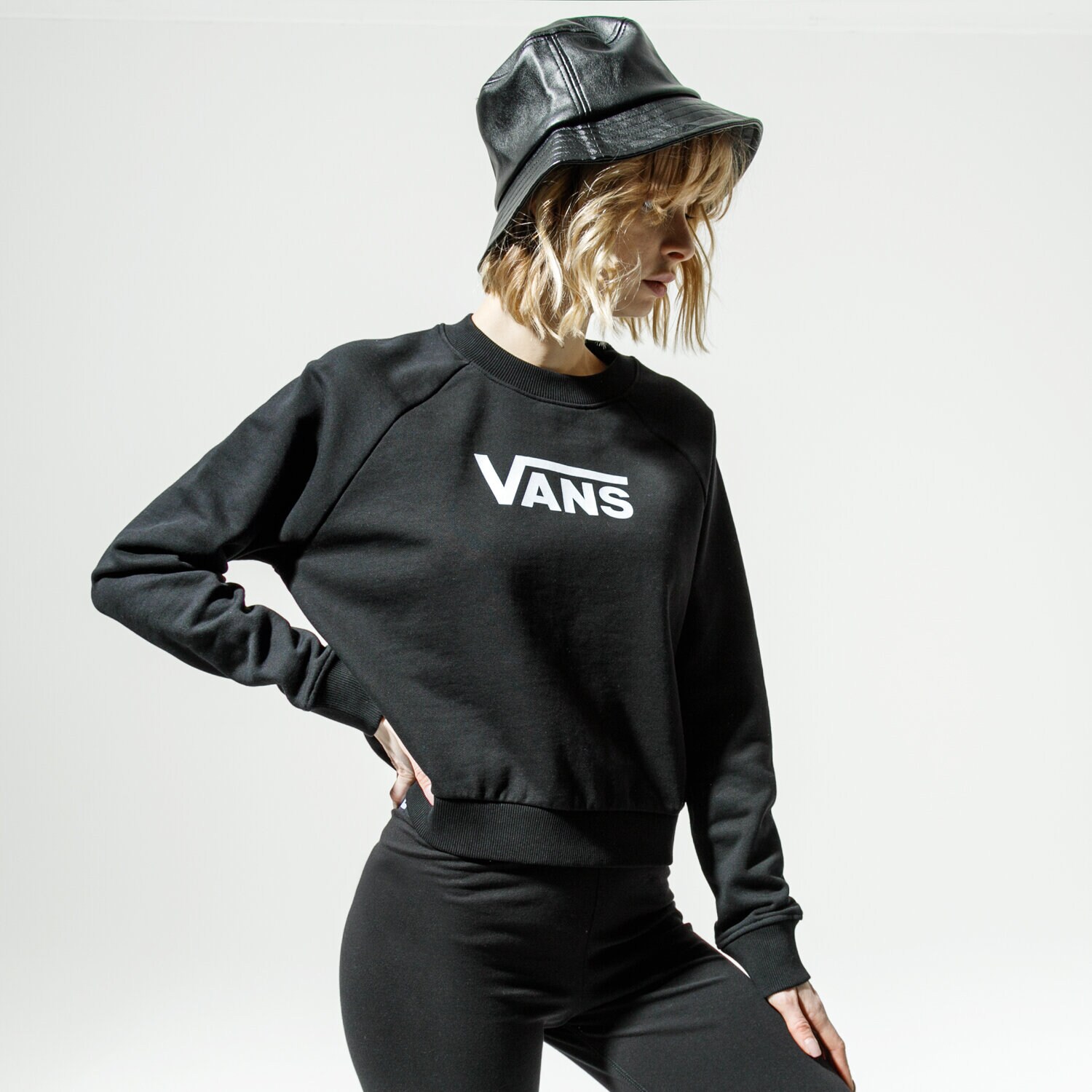 Bluza damska VANS BLUZA WM FLYING V FT BOXY CREW BLACK VN0A47THBLK1 CZARNY