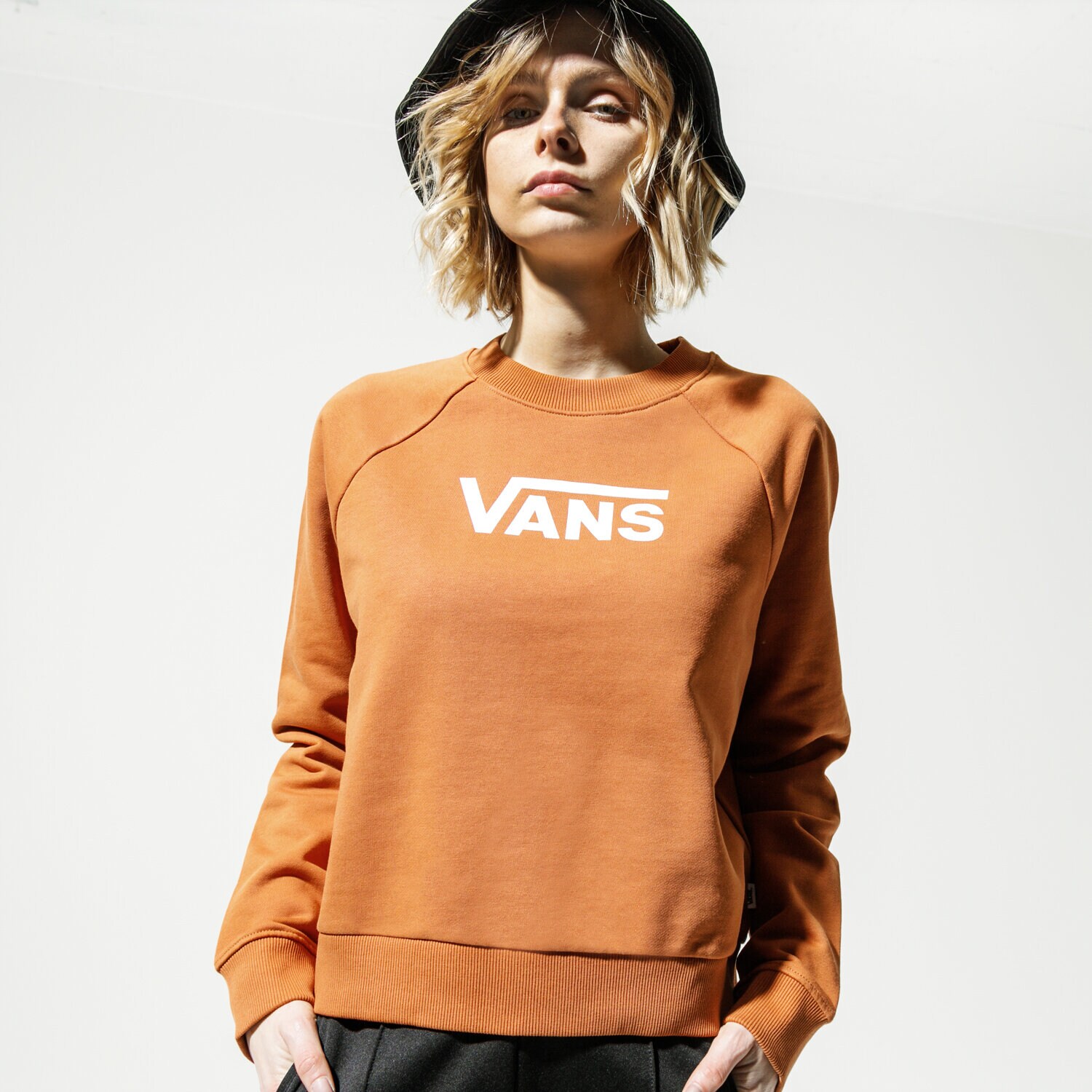 Bluza damska VANS BLUZA WM FLYING V FT BOXY CREW ADOBE VN0A47THVWQ1 BRĄZOWY