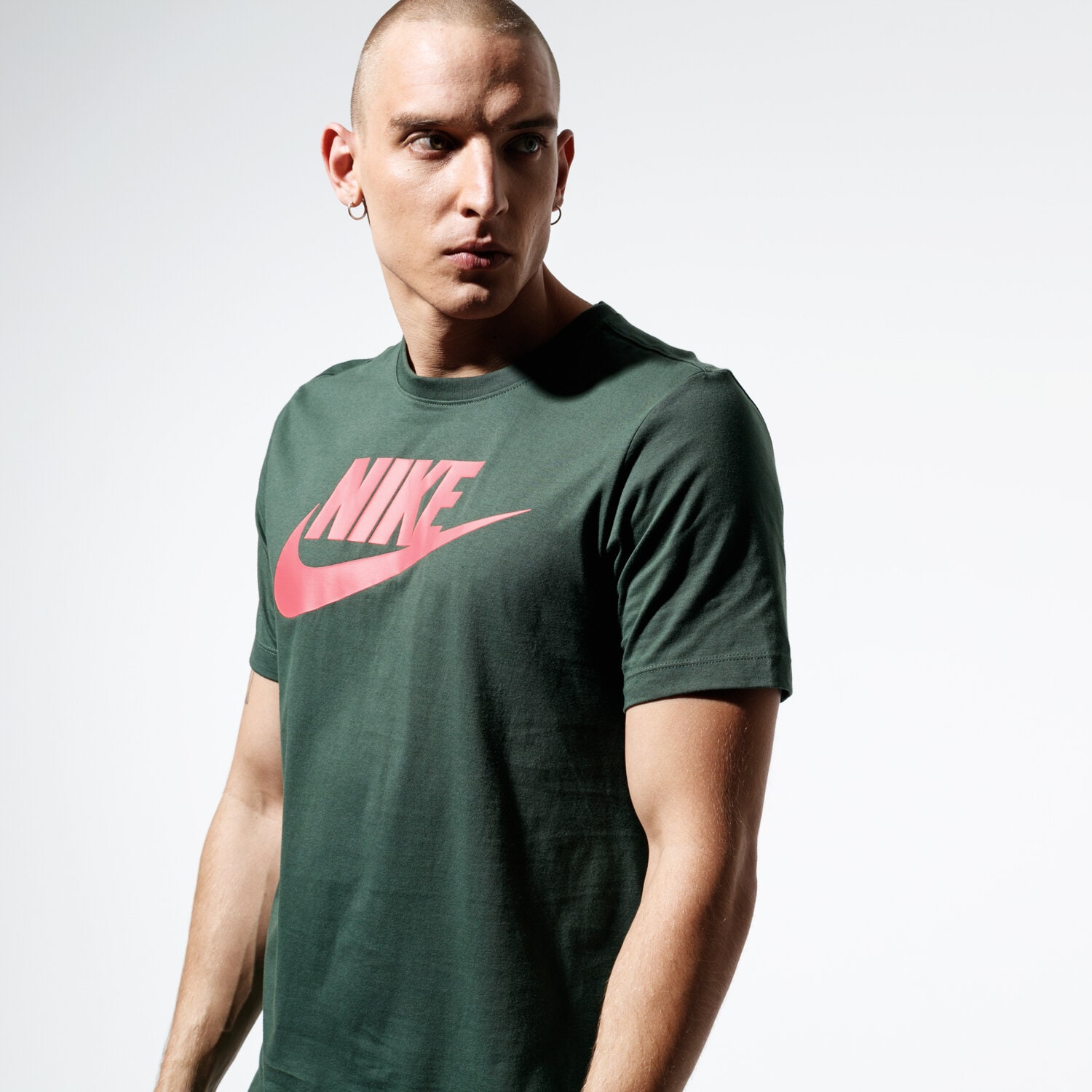 Koszulka, t-shirt sportowy męski NIKE T-SHIRT SS M NSW TEE ICON FUTURA AR5004-370 ZIELONY