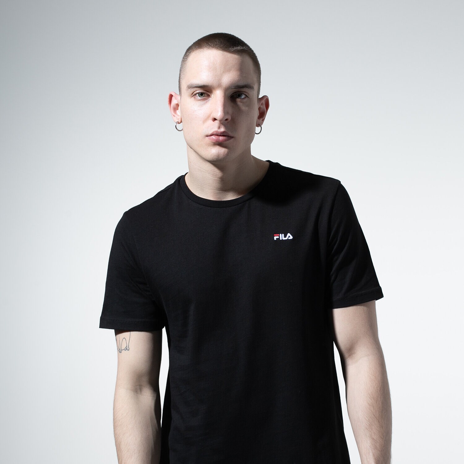 Koszulka, t-shirt sportowy męski FILA T-SHIRT UNWIND TEE 682201002 CZARNY