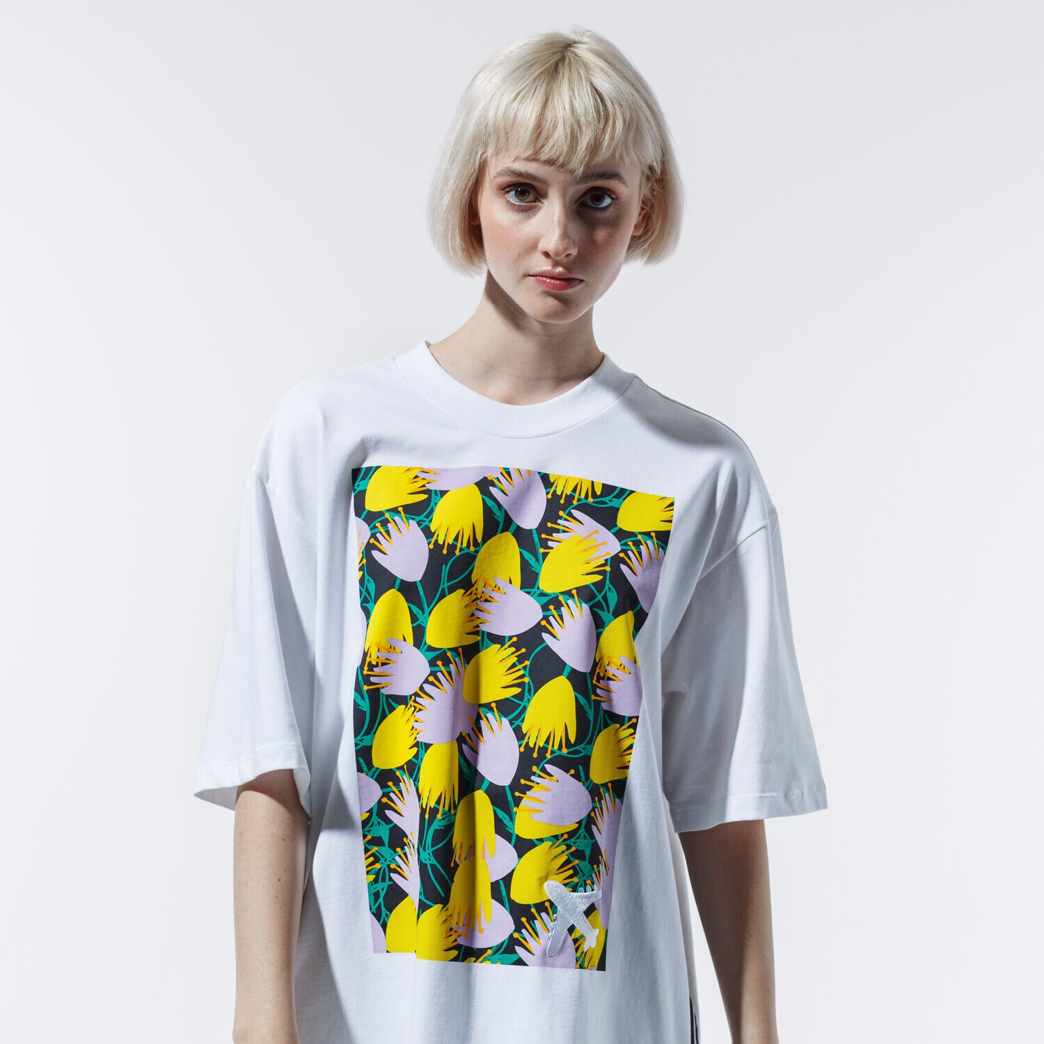 Koszulka, t-shirt damski ADIDAS T-SHIRT GRAPHIC TEE FL4080 BIAŁY