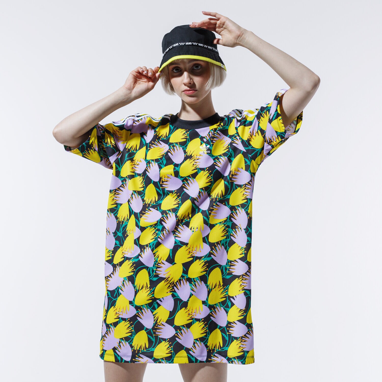 Modna sukienka sportowa ADIDAS SUKIENKA AOP TEE DRESS FL4087 MULTICOLOR