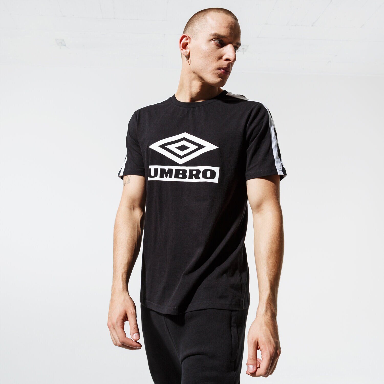 Koszulka, t-shirt sportowy męski UMBRO T-SHIRT CLASSIC TAPE TEE BLK UL39TSM88002 CZARNY