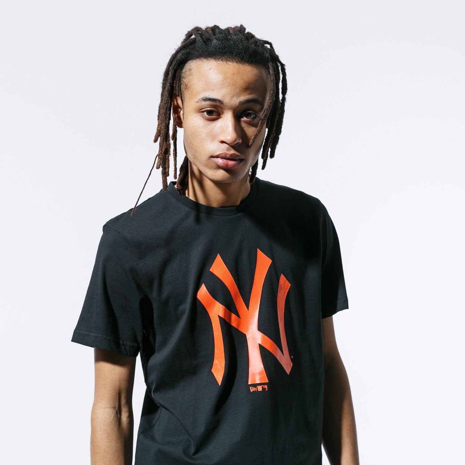 Koszulka, t-shirt sportowy męski NEW ERA T-SHIRT MLB TEE NYY BLK NEW YORK YANKEES BLKROG 12123933 CZARNY