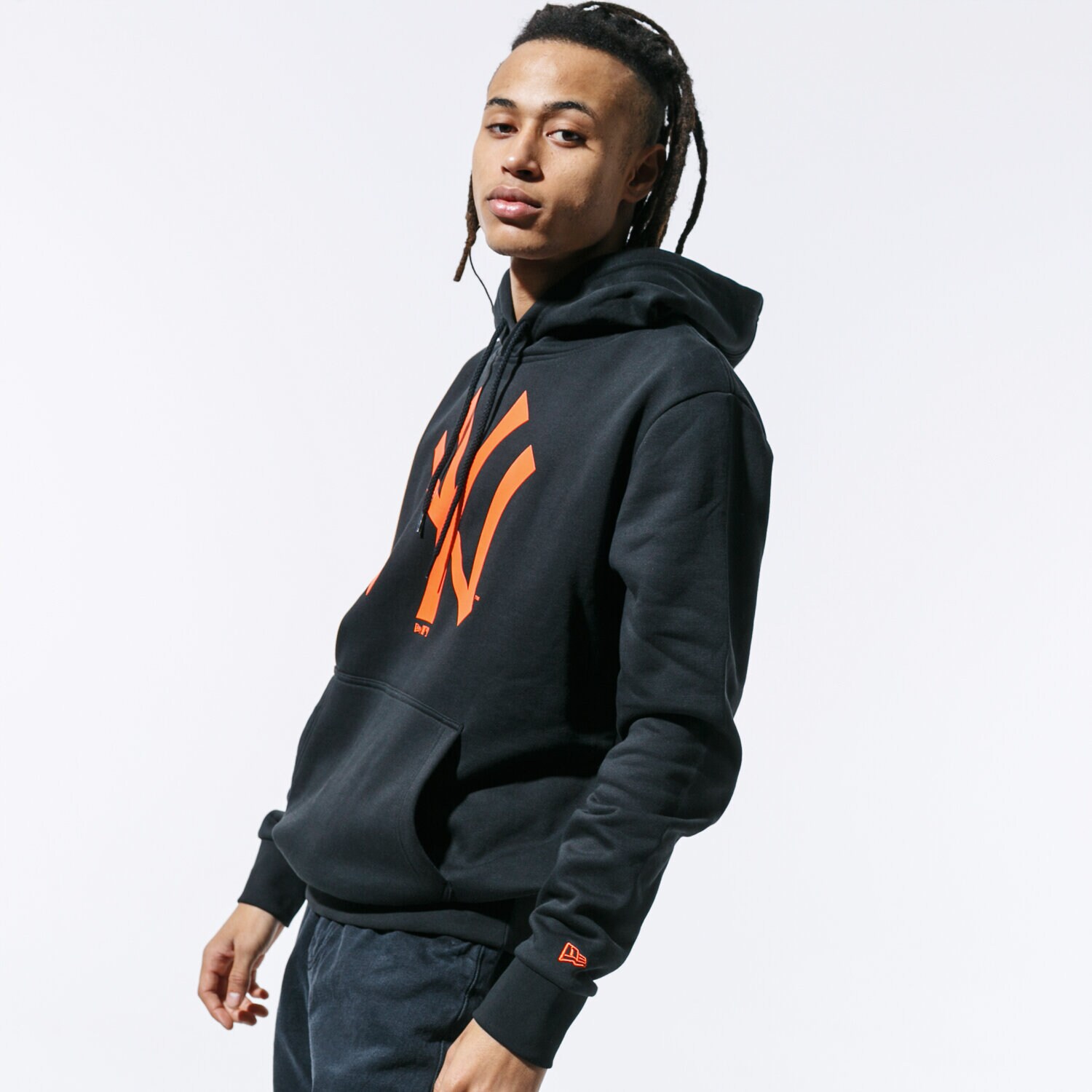 Bluza męska NEW ERA BLUZA Z KAPTUREM MLB HOODY NYY BLKORANGE NEW YORK YA 12123927 CZARNY