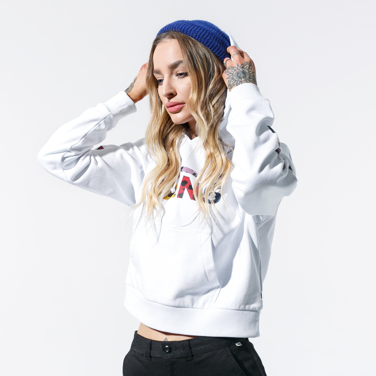 Bluza damska VANS BLUZA Z KAPTUREM WYLD TANGLE CROP VN0A4BEQWHT1 BIAŁY