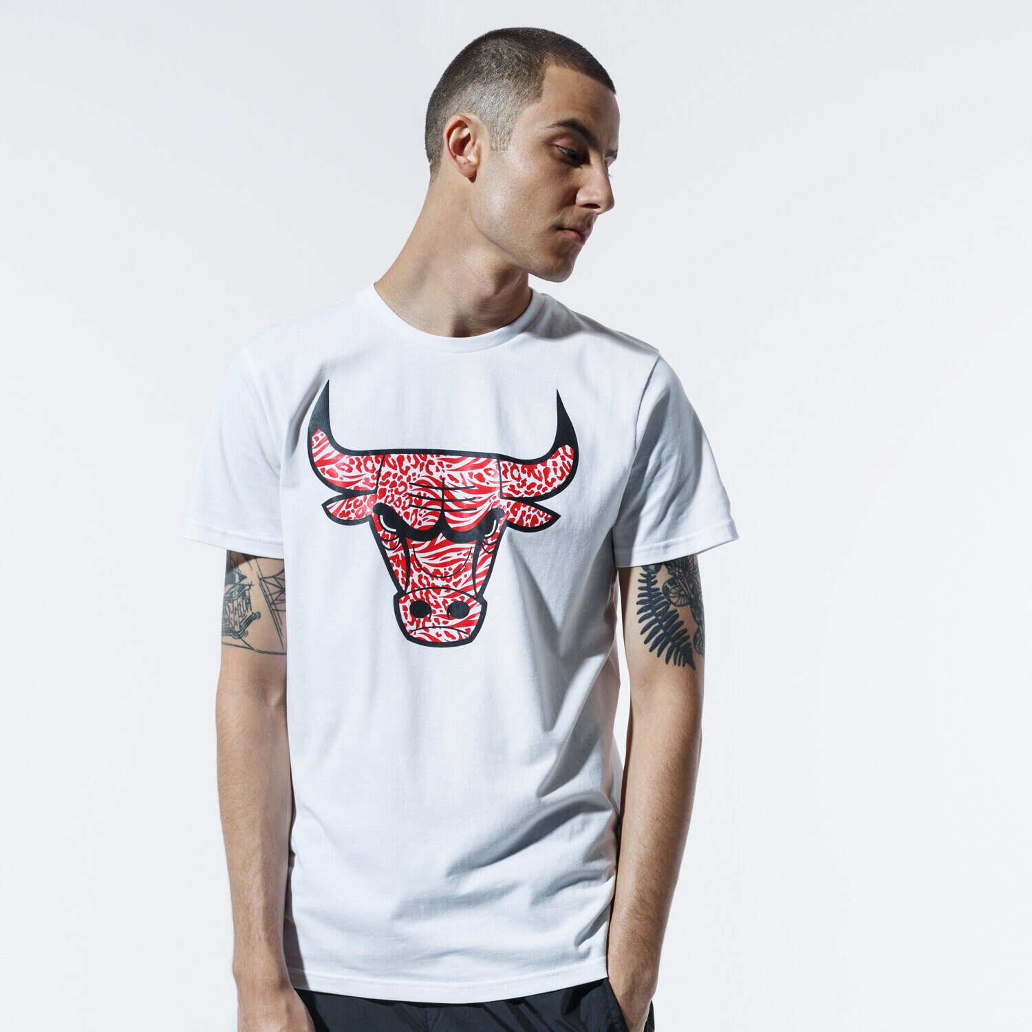 Koszulka, t-shirt sportowy męski NEW ERA T-SHIRT NBA PRINT INFILL TEE CHIBUL WHI 12369779 BIAŁY
