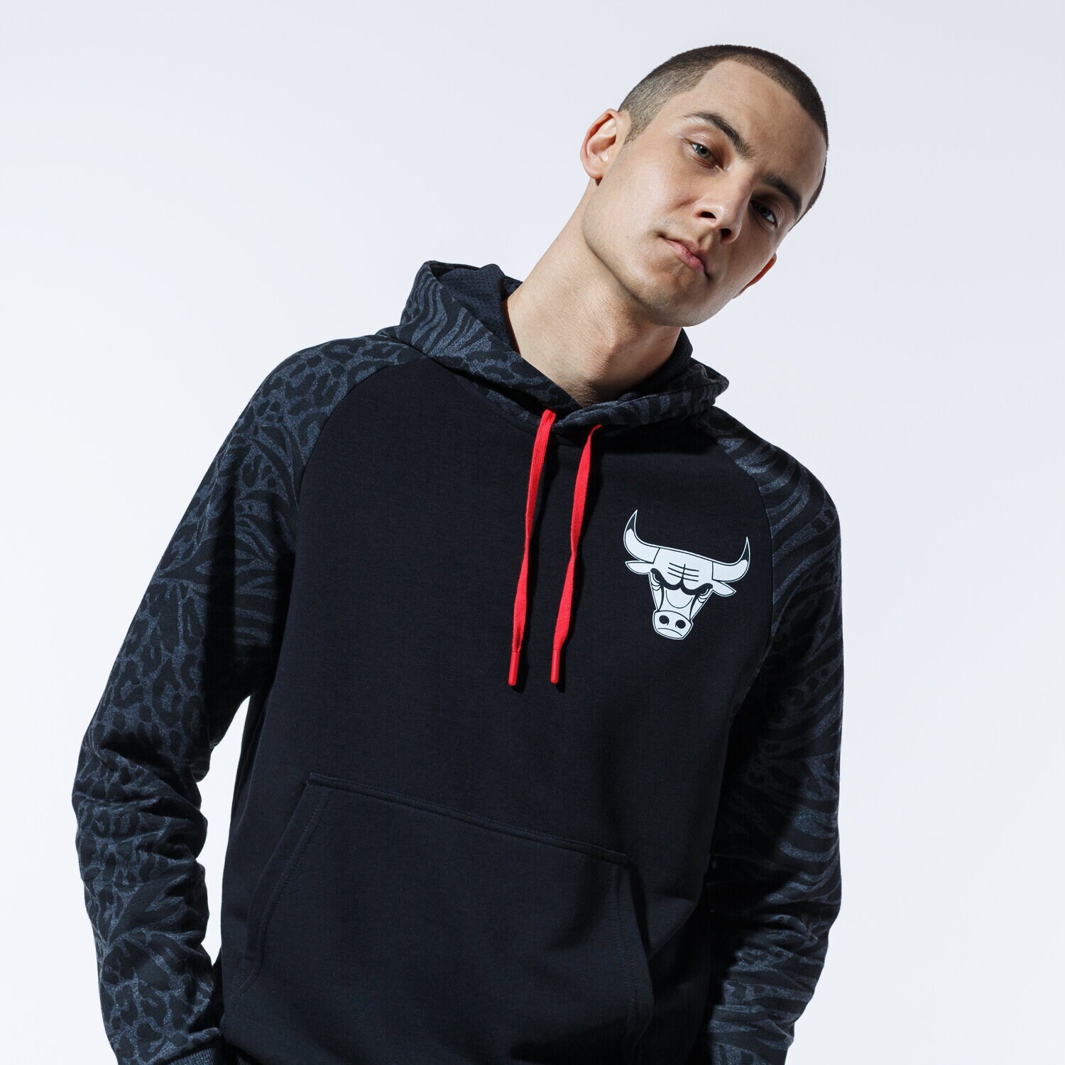Bluza męska NEW ERA BLUZA Z KAPTUREM NBA PRINT PANEL HOODY CHIBUL BLK 12369773 CZARNY