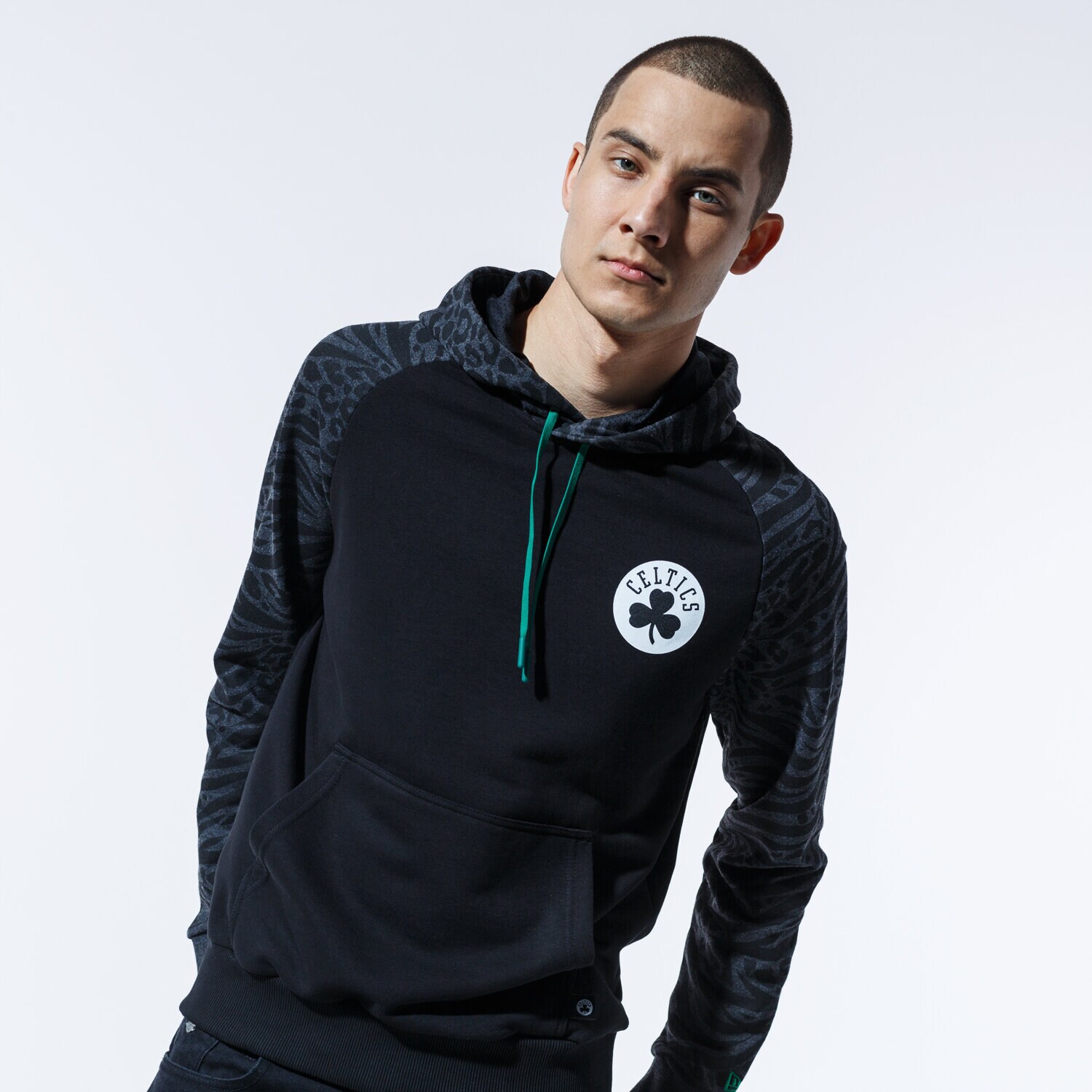Bluza męska NEW ERA BLUZA Z KAPTUREM NBA PRINT PANEL HOODY BOSCEL BLK 12369774 CZARNY