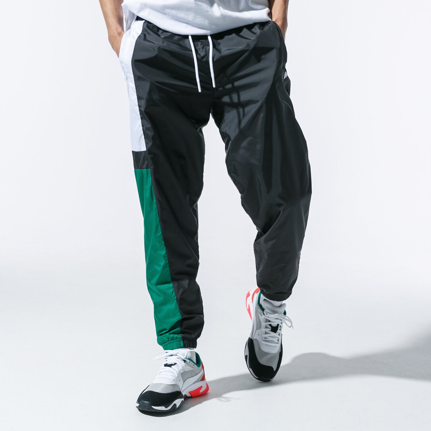 Spodnie sportowe męskie NEW ERA SPODNIE COLOUR TRACK PANT BLKGRN NEW ERA BLKTRPWHI 12123955 CZARNY