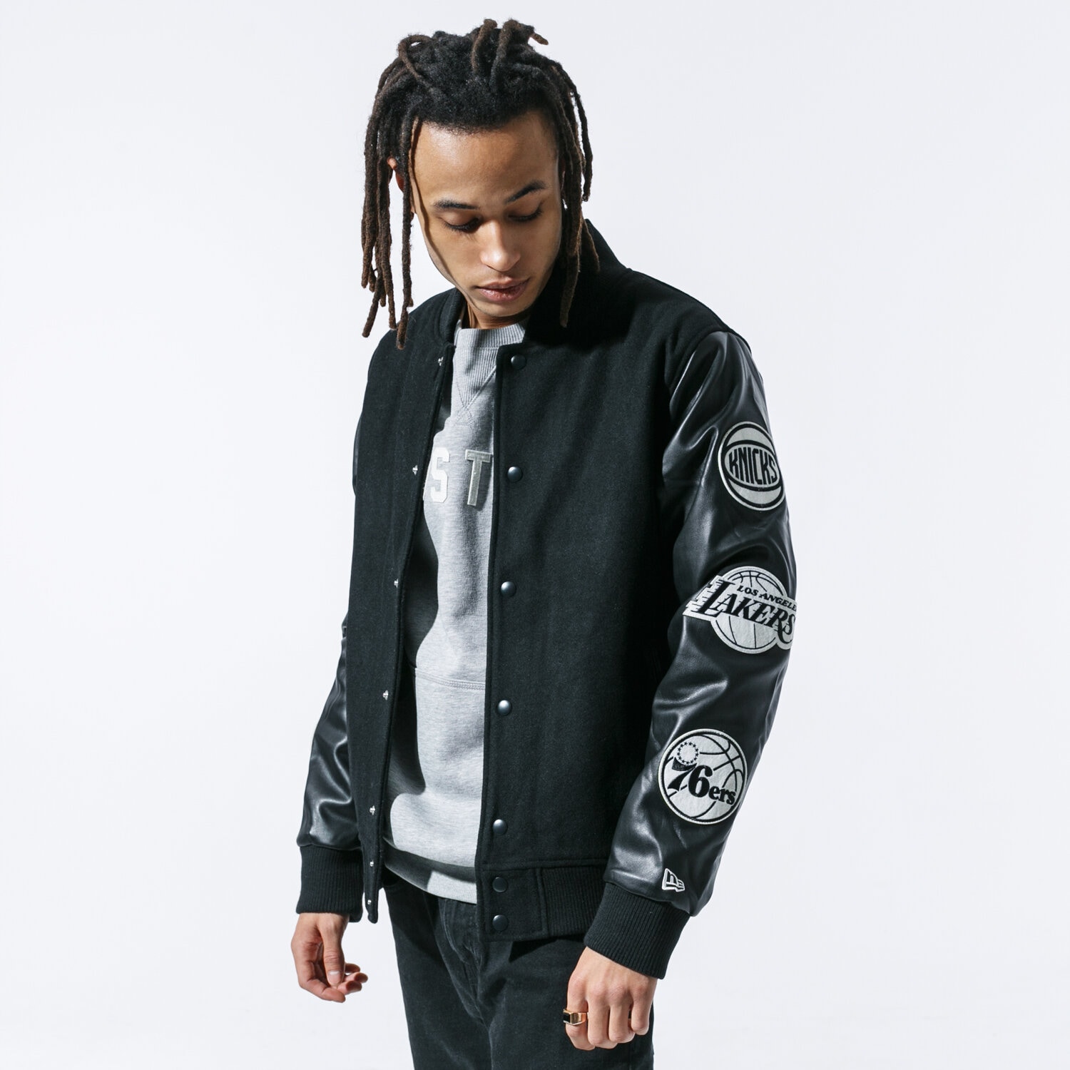 Kurtka wiosenna / jesienna męska NEW ERA KURTKA NBA PATCH VARSITY JACKET NBA ALL OVER BLK 12123906 CZARNY