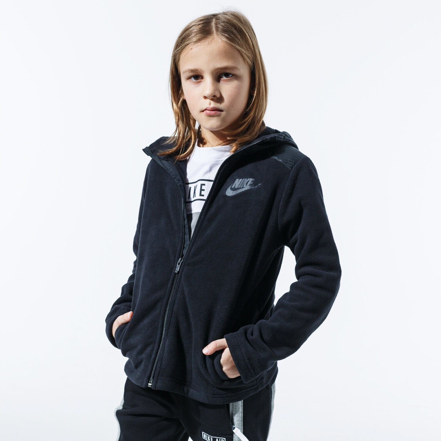 Sportowa bluza dziecięca NIKE BLUZA ROZPINANA Z KAPTUREM B NSW HOODIE FZ WINTERIZED BV4506-011 CZARNY