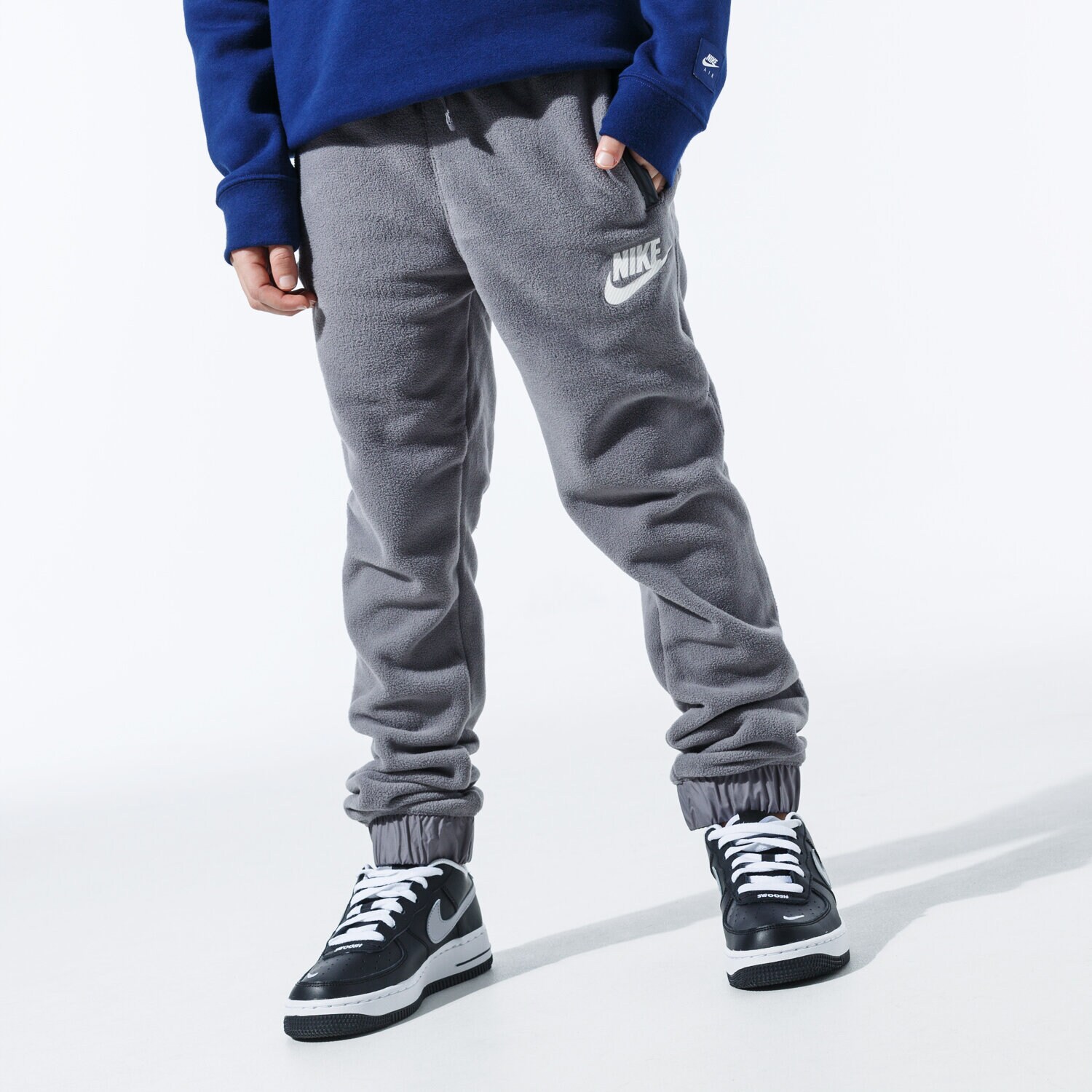 Sportowe spodnie dziecięce NIKE SPODNIE B NSW PANT WINTERIZED BV4510-056 SZARY