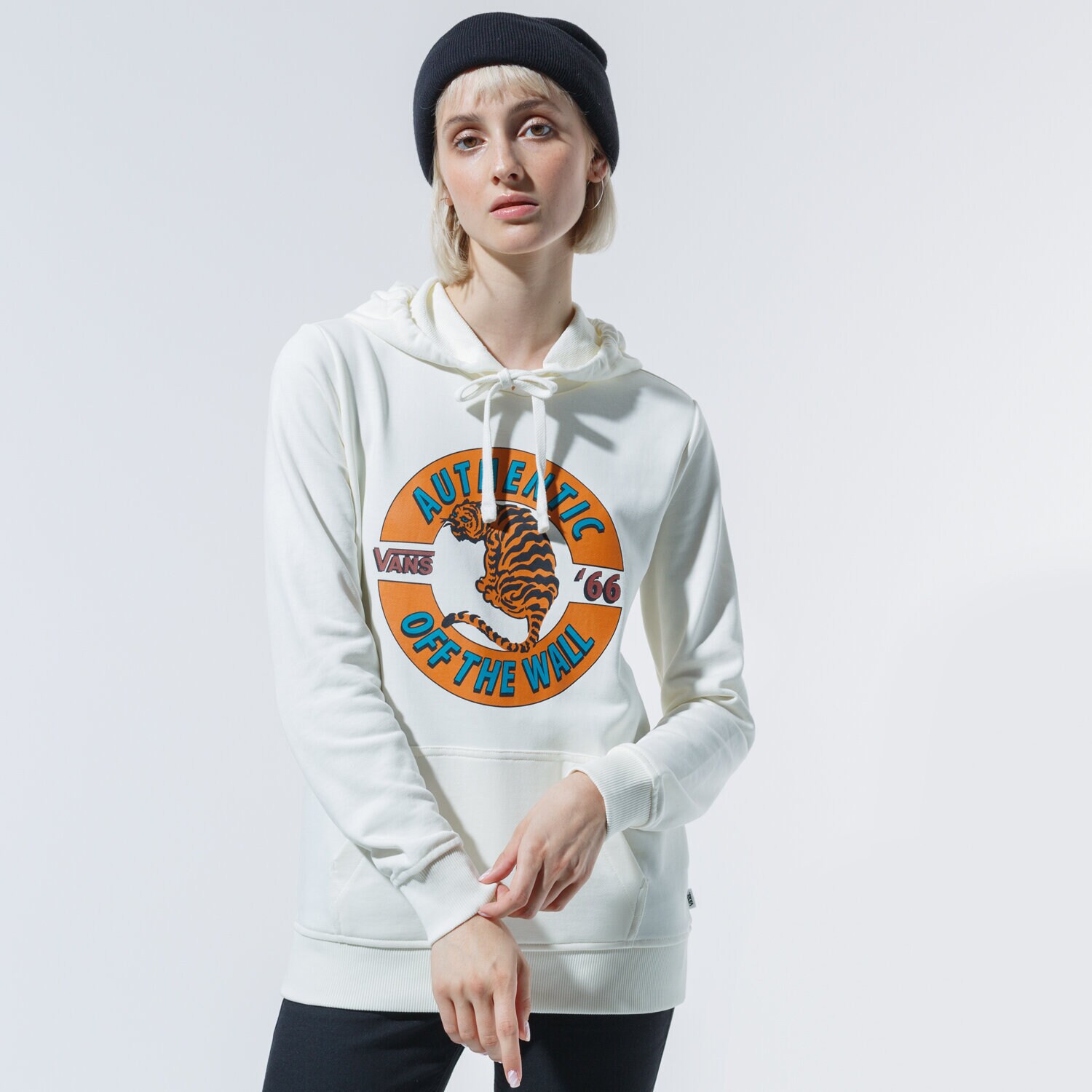 Bluza damska VANS BLUZA Z KAPTUREM CHARRA HOODIE VN0A53OTFS81 BIAŁY