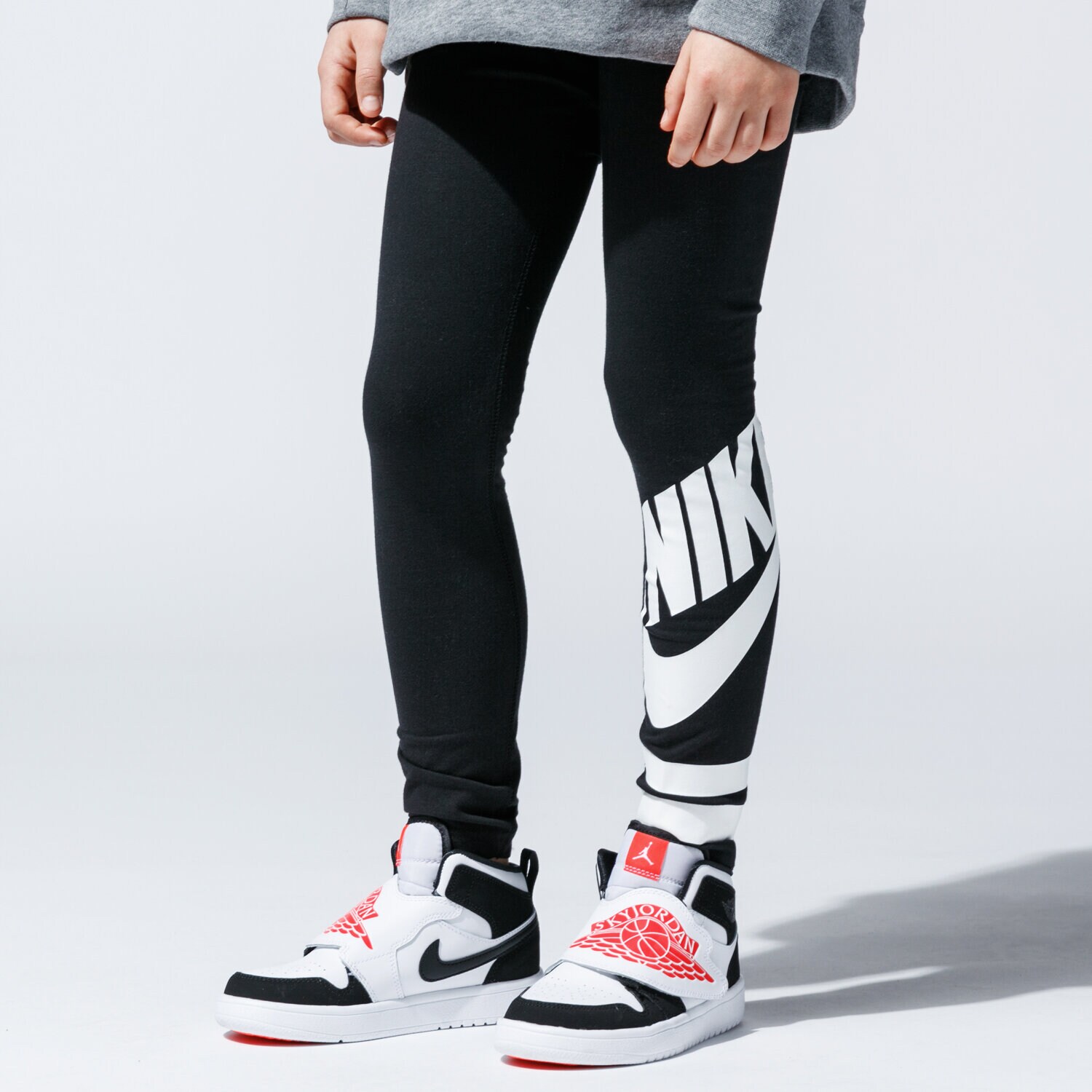 Sportowe spodnie dziecięce NIKE LEGGINGS SPORTSWEAR 939447-010 CZARNY