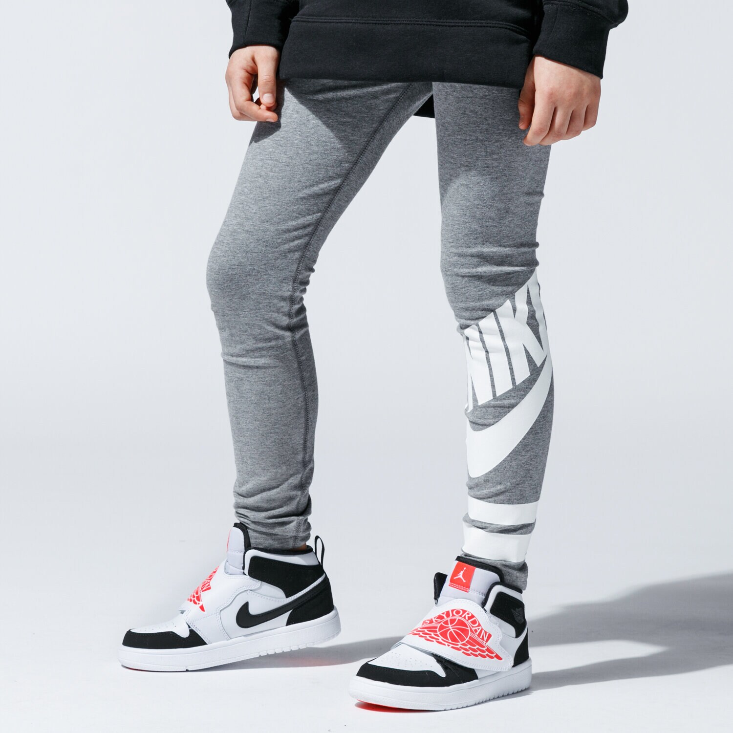Sportowe spodnie dziecięce NIKE LEGGINGS SPORTSWEAR 939447-093 SZARY