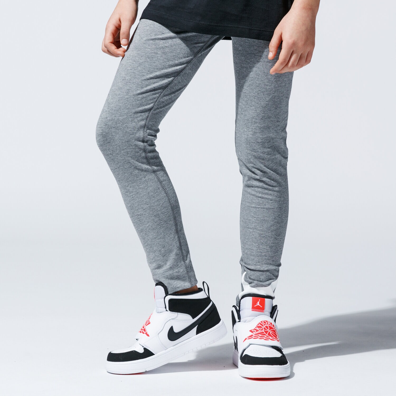 Sportowe spodnie dziecięce NIKE LEGGINGS SPORTSWEAR AR4076-092 SZARY
