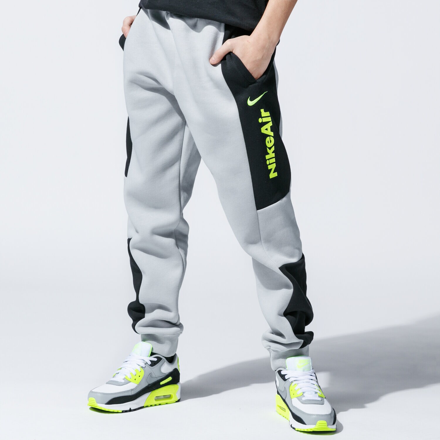 Sportowe spodnie dziecięce NIKE SPODNIE AIR CJ7857-077 SZARY