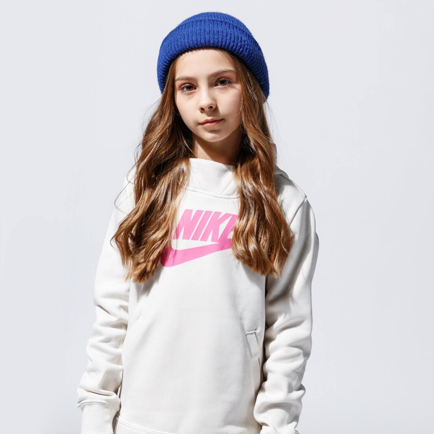 Sportowa bluza dziecięca NIKE BLUZA Z KAPTUREM SPORTSWEAR BV2717-104 BEŻOWY
