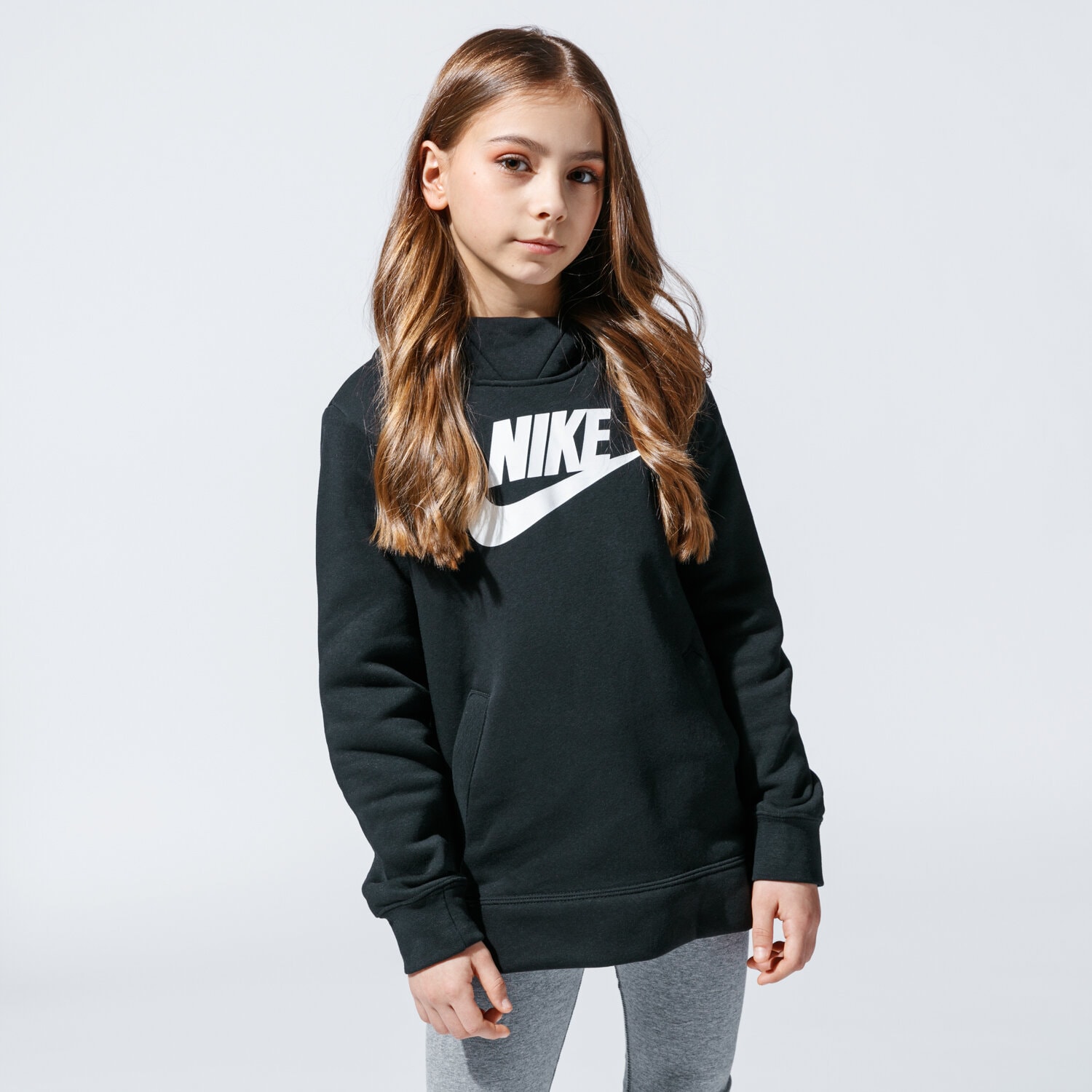 Sportowa bluza dziecięca NIKE BLUZA Z KAPTUREM SPORTSWEAR BV2717-010 CZARNY