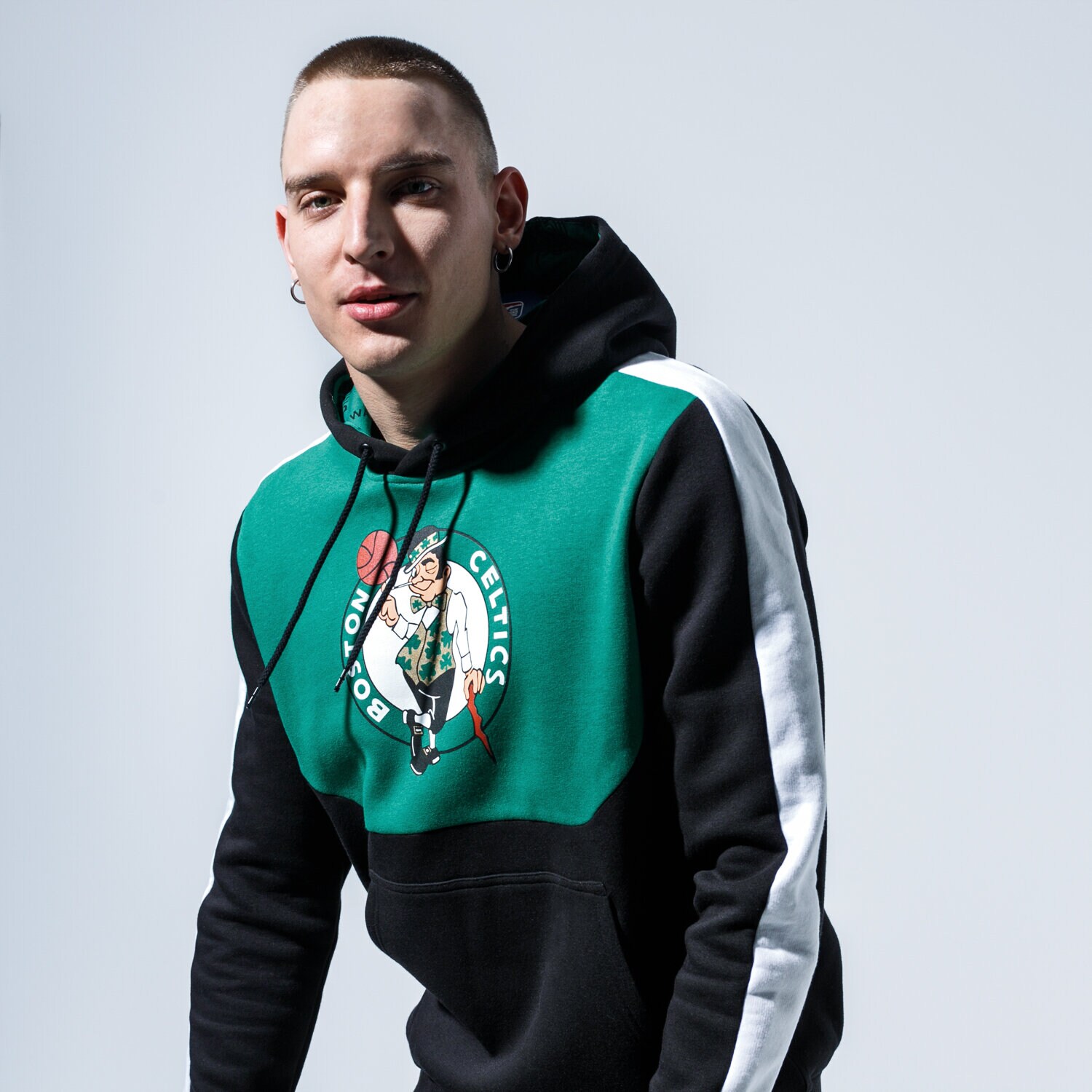 Bluza męska NEW ERA BLUZA Z KAPTUREM NBA BLOCK HOODY CELTICS BOSTON CELT 12195398 CZARNY