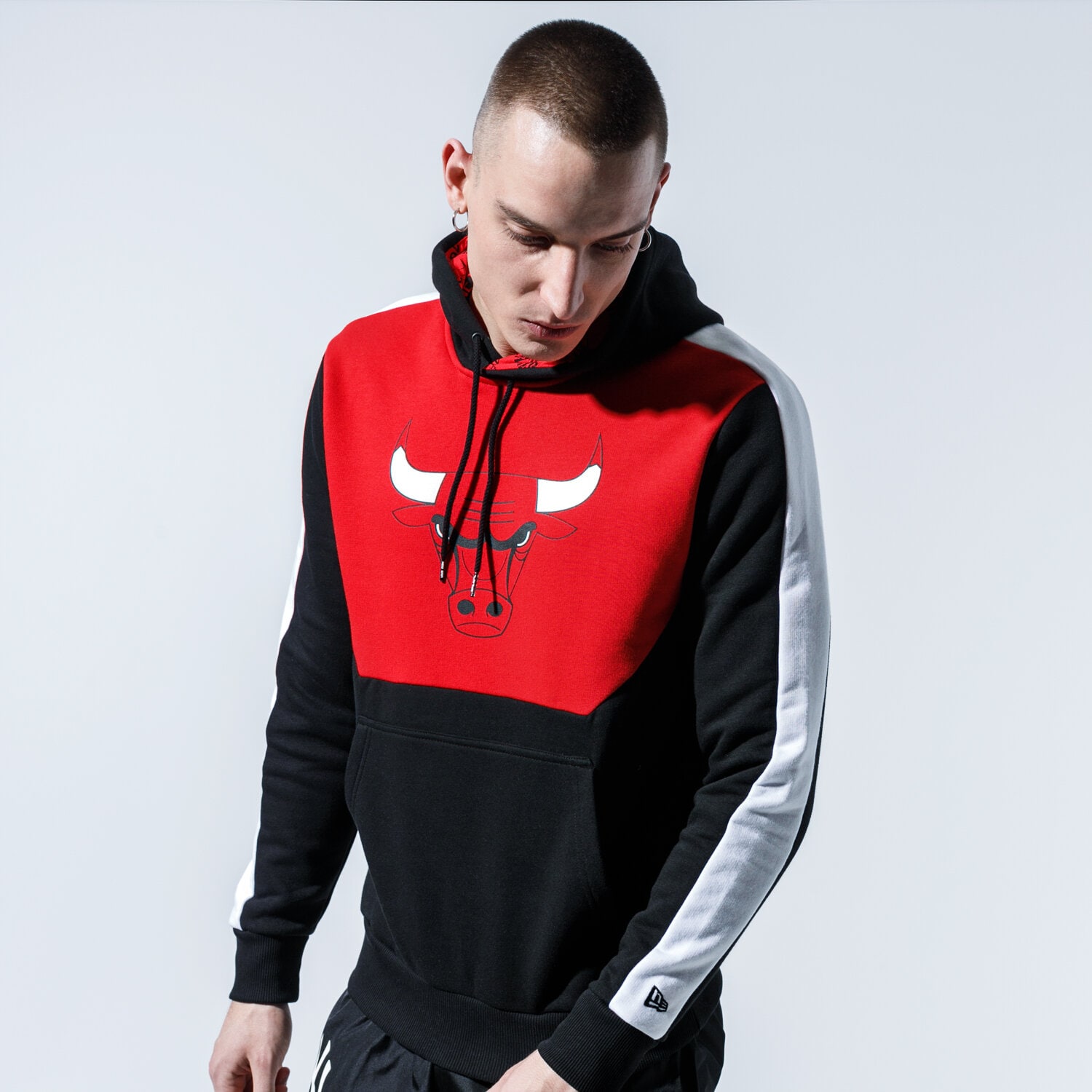 Bluza męska NEW ERA BLUZA Z KAPTUREM NBA BLOCK HOODY BULLS CHICAGO BULLS 12195397 CZARNY