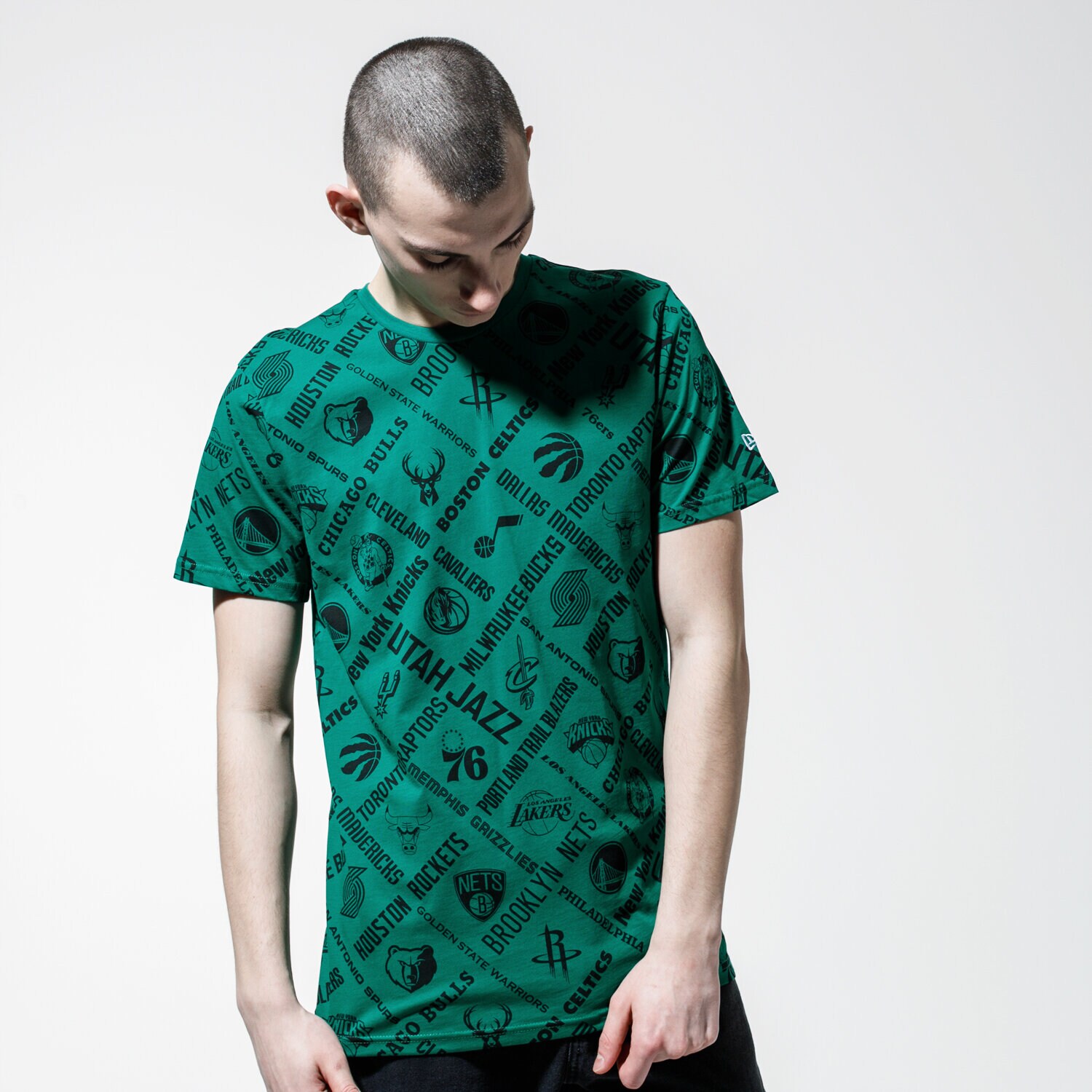 Koszulka, t-shirt sportowy męski NEW ERA T-SHIRT NBA AOP TEE GREEN NBA LOGO KGR 12195411 ZIELONY