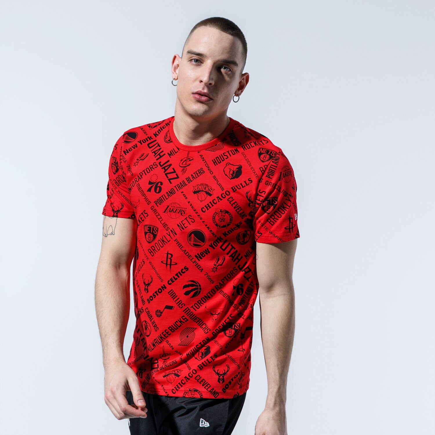 Koszulka, t-shirt sportowy męski NEW ERA T-SHIRT NBA AOP TEE RED NBA LOGO FDR 12195412 CZERWONY