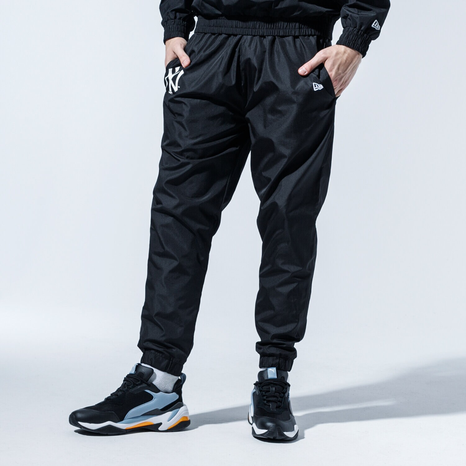 Spodnie sportowe męskie NEW ERA SPODNIE MLB TRACK PANT NYY NEW YORK YANKEES BLK 12195419 CZARNY