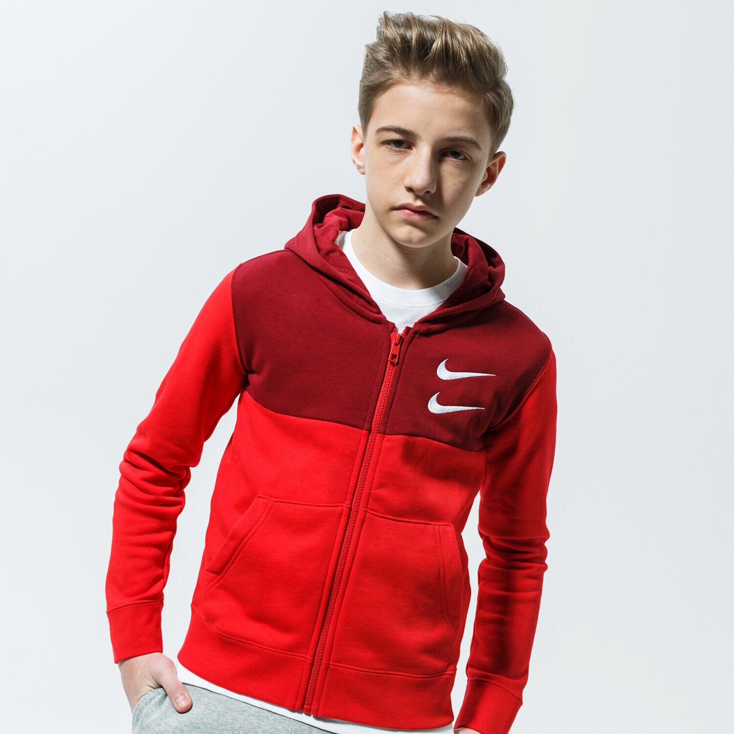 Sportowa bluza dziecięca NIKE BLUZA Z KAPTUREM SPORTSWEAR SWOOSH CU9206-657 CZERWONY