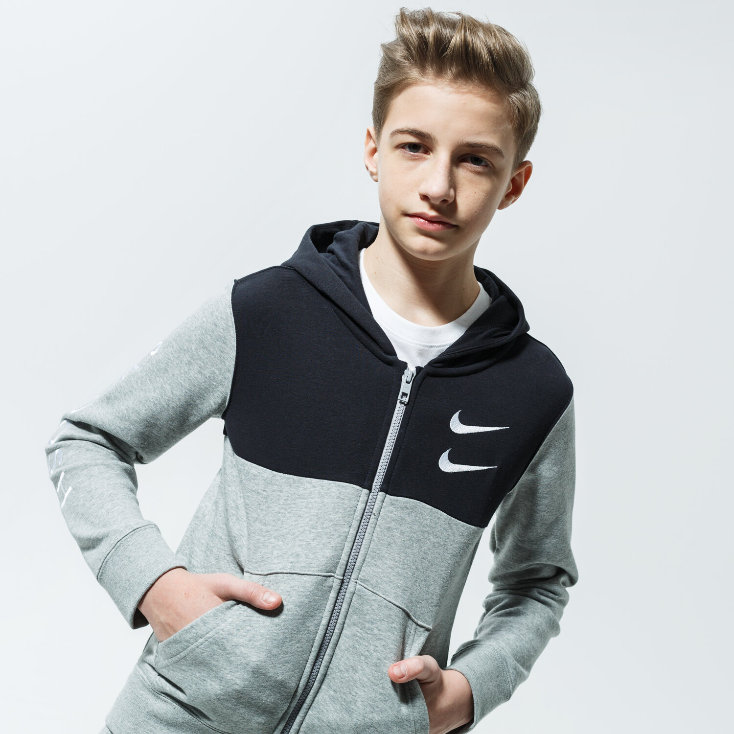 Sportowa bluza dziecięca NIKE BLUZA Z KAPTUREM SPORTSWEAR SWOOSH CU9206-063 CZARNY