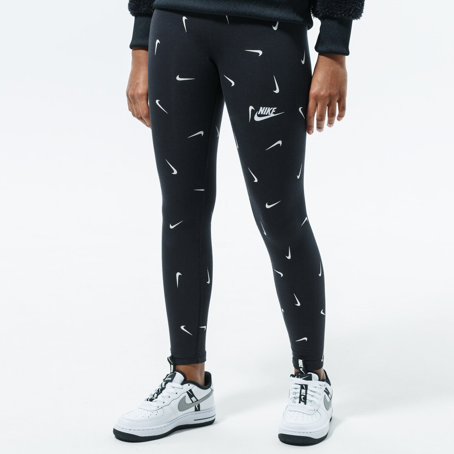 Sportowe spodnie dziecięce NIKE LEGGINGS SPORTSWEAR CU8337-010 CZARNY