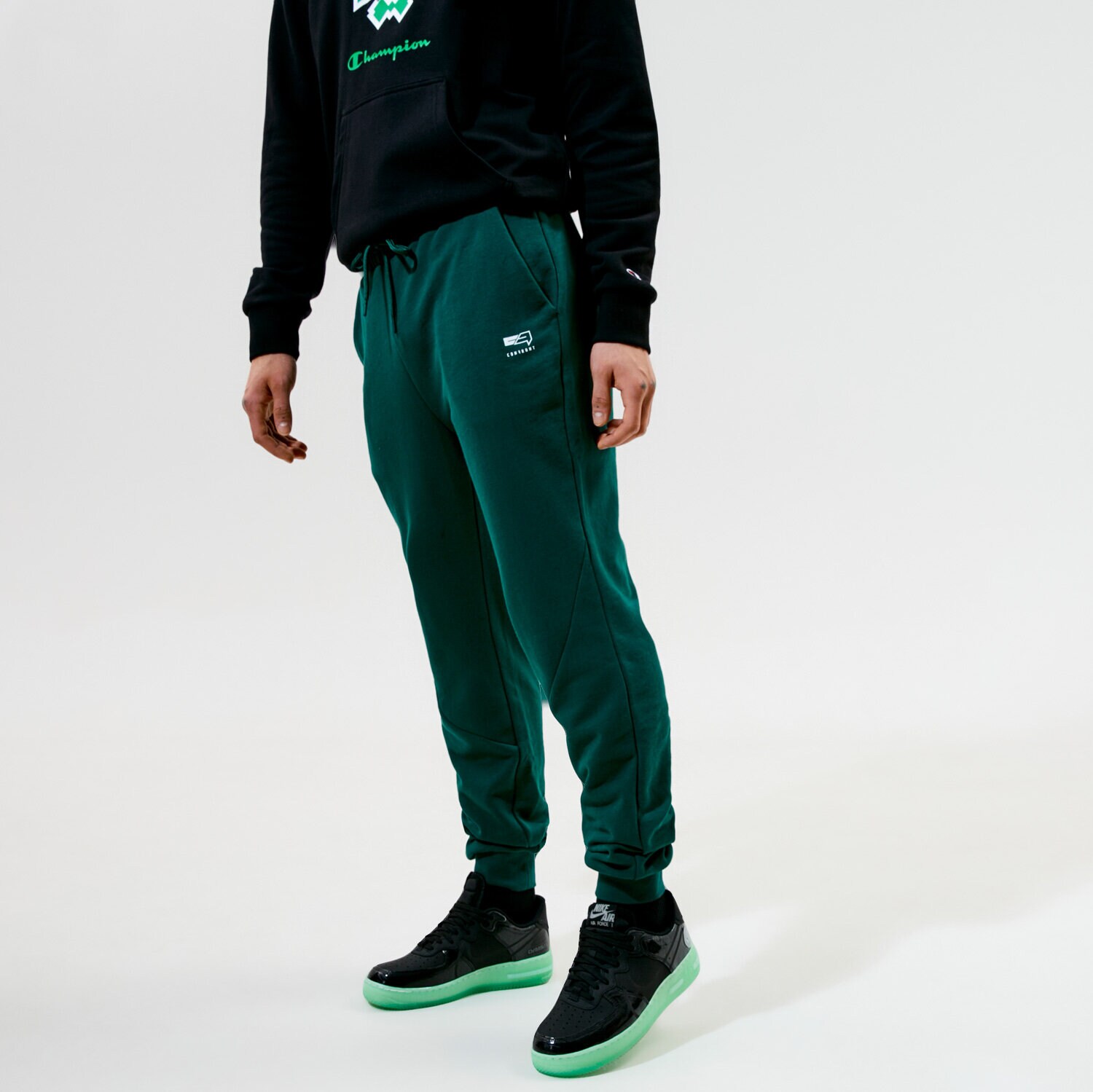 Spodnie sportowe męskie CONFRONT SPODNIE ESSENTIAL PANTS CF320SPM30002 ZIELONY