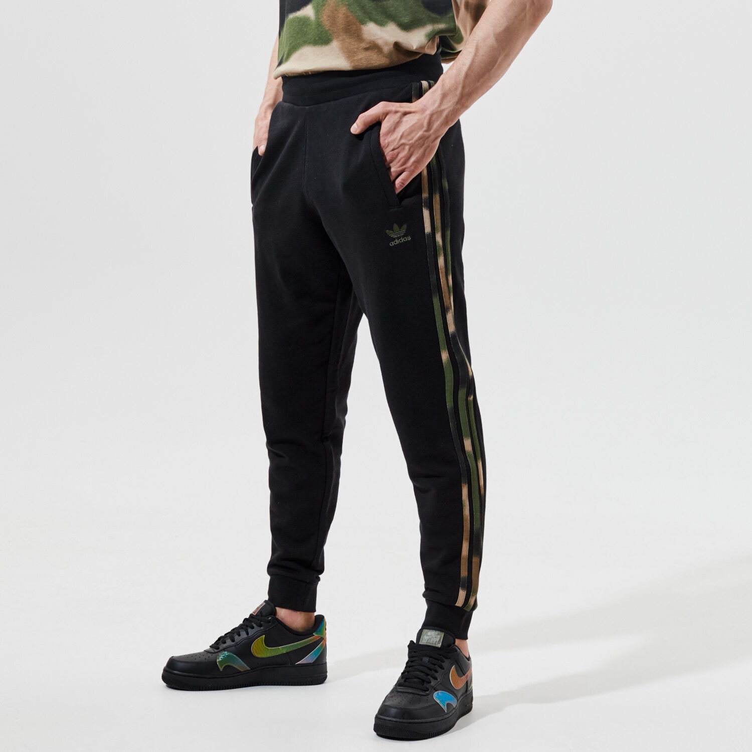 Spodnie sportowe męskie ADIDAS SPODNIE CAMO SWEAT PANT GN1861 CZARNY