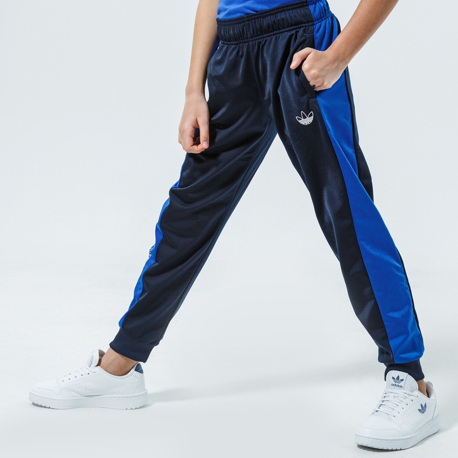 Sportowe spodnie dziecięce ADIDAS SPODNIE TRACK PANT MM GN2416 GRANATOWY