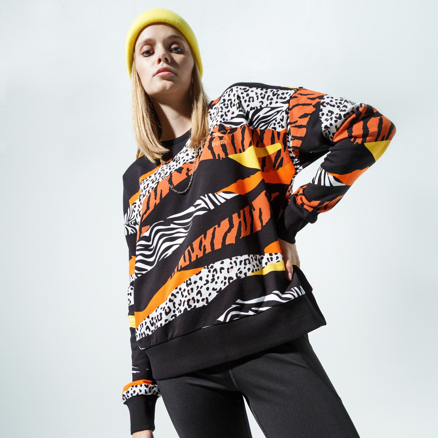 Bluza damska PUMA BLUZA CLASSICS GRAPHICS AOP CREW SWEAT 59772888 MULTICOLOR