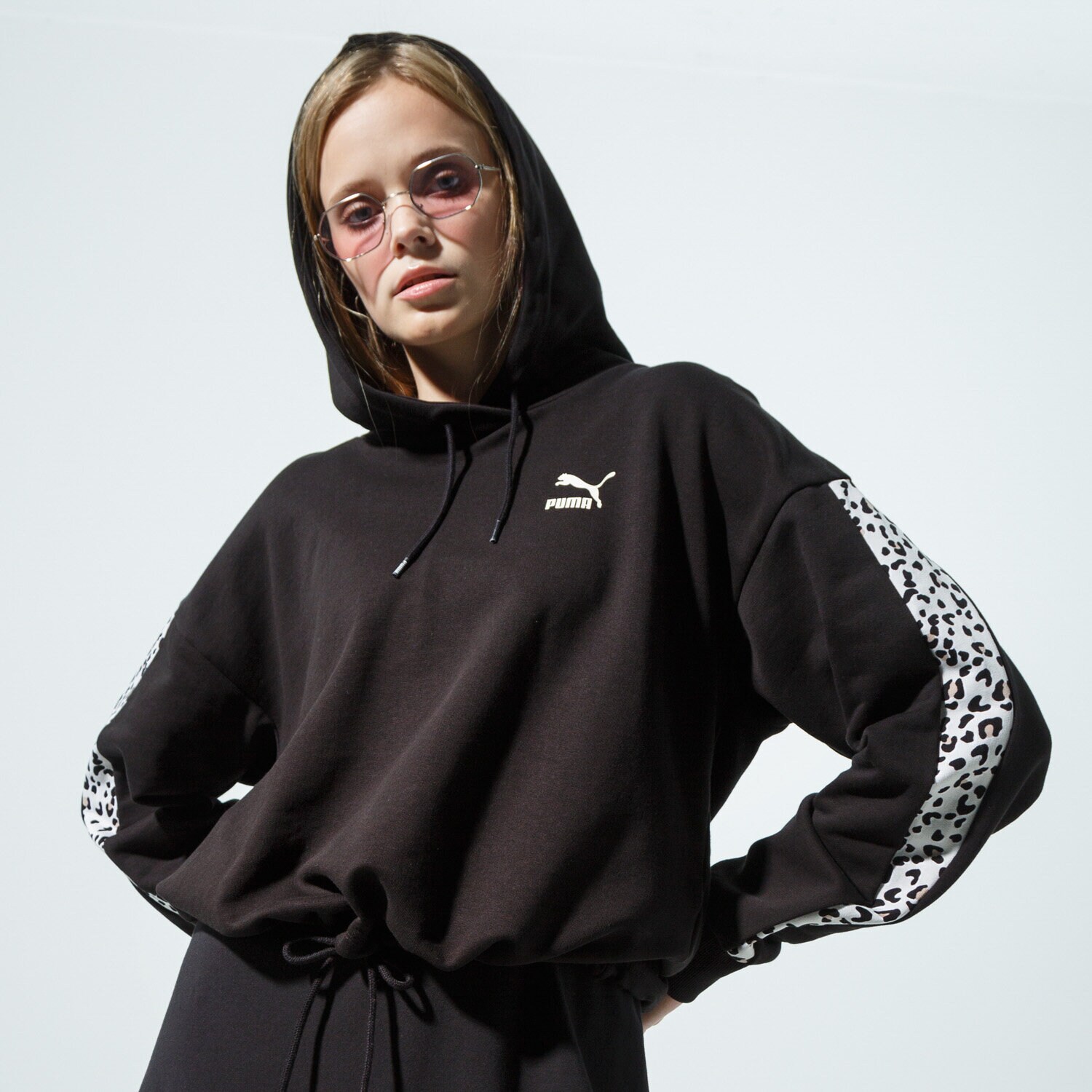 Bluza damska PUMA BLUZA Z KAPTUREM CLASSICS CROPPED HOODY AOP 59874951 MULTICOLOR