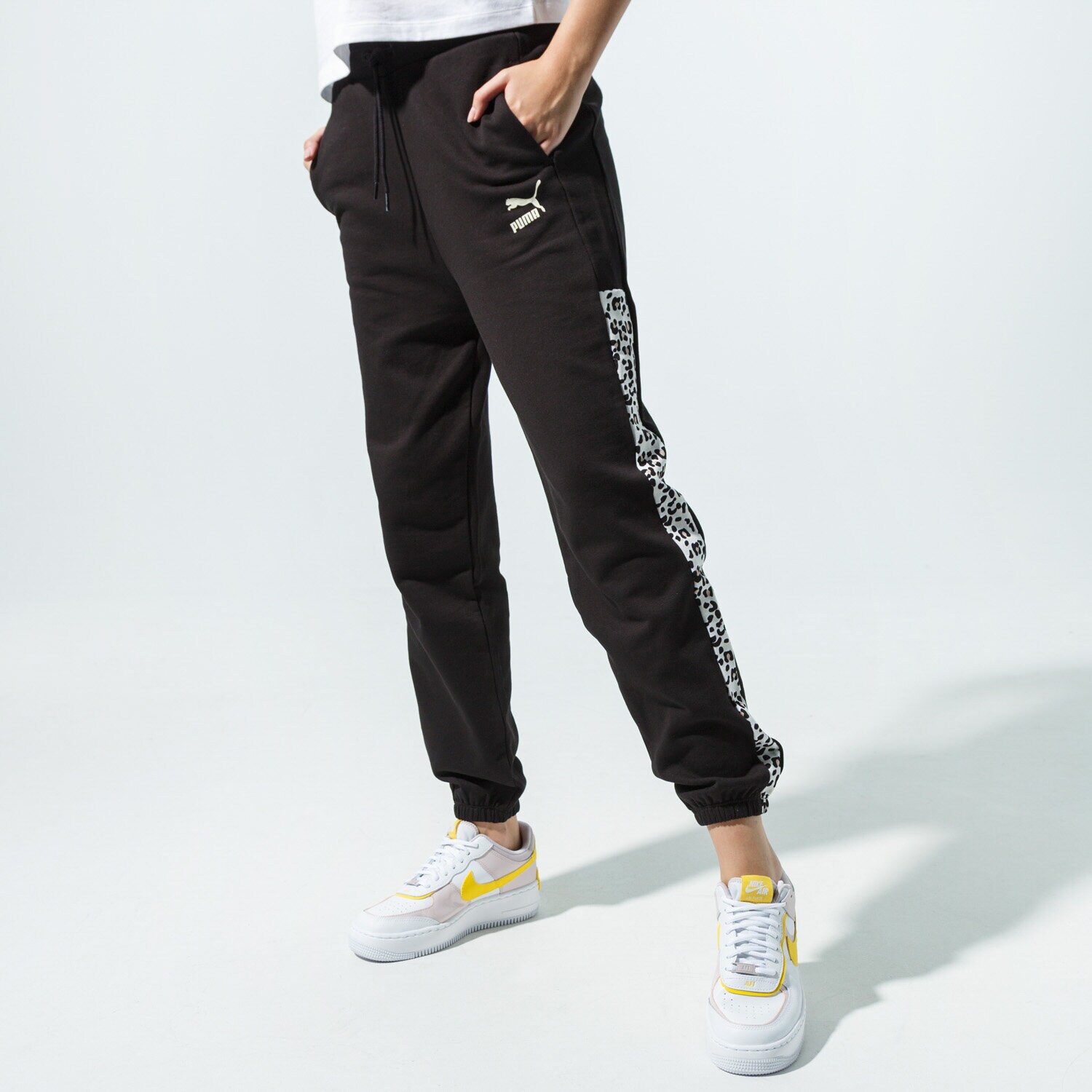 Spodnie sportowe damskie PUMA SPODNIE CLASSICS AOP T7 TRACK PANT FT 59773551 CZARNY